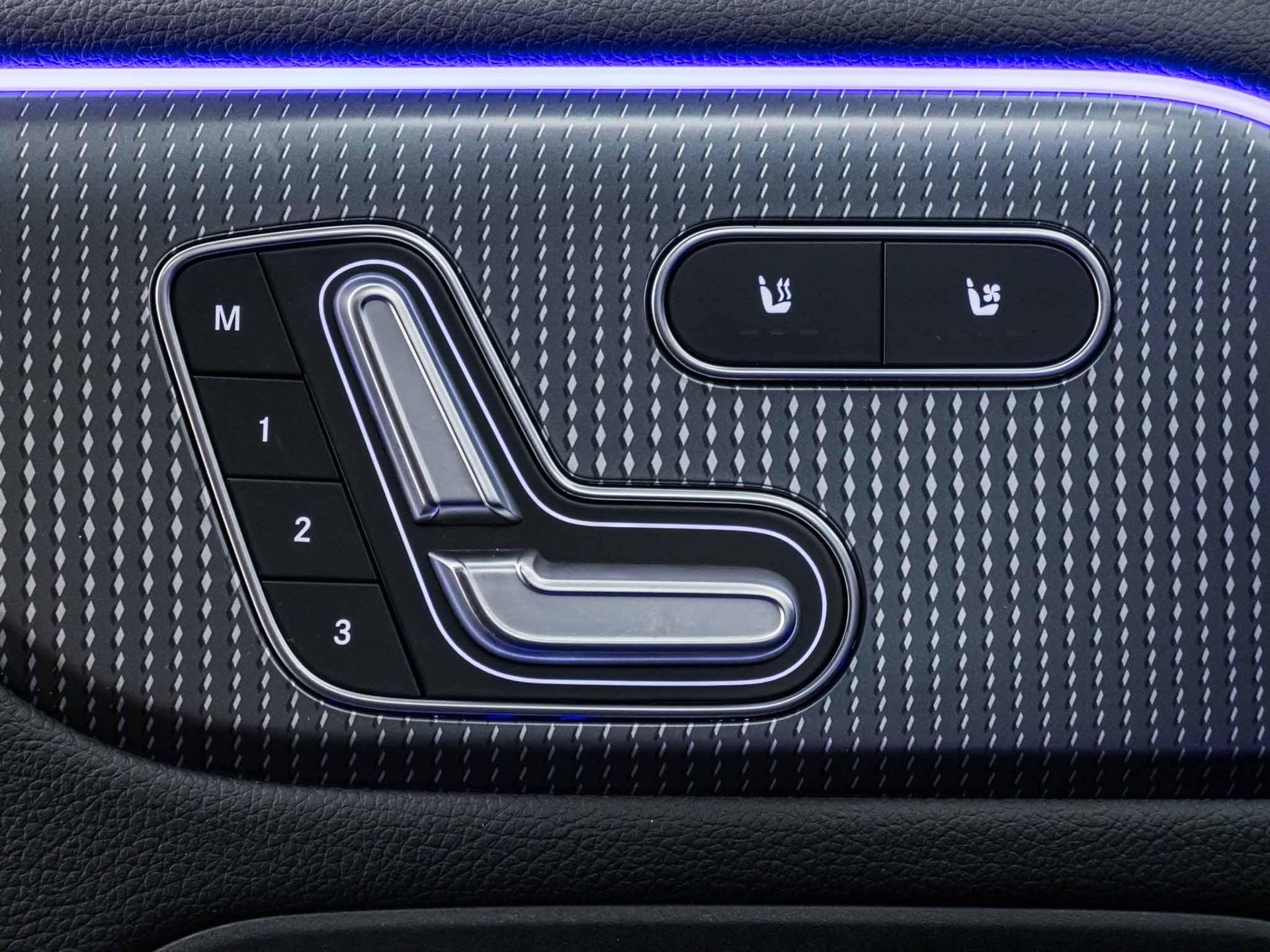 MERCEDES-BENZ EQA 300 4MATIC-image-11