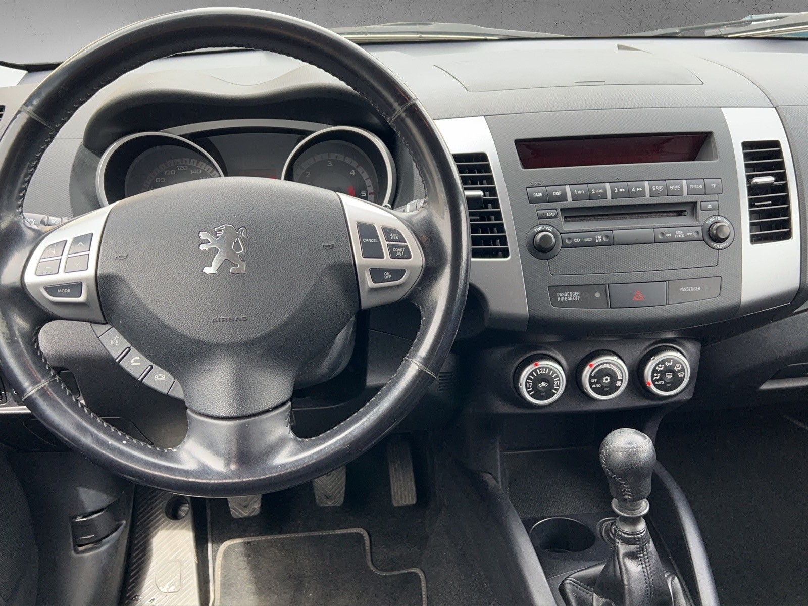 PEUGEOT 4007 2.2 HDi Confort-image-8