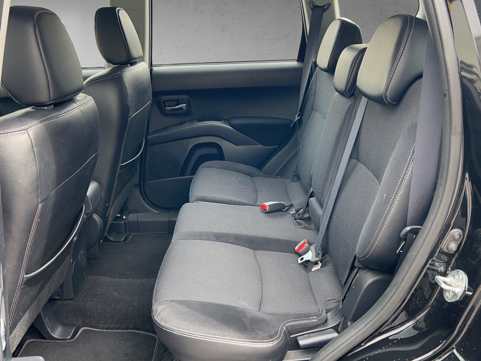 PEUGEOT 4007 2.2 HDi Confort-image-12