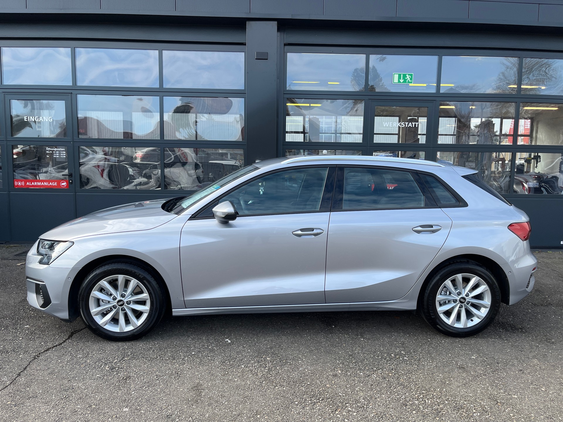 AUDI A3 Sportback 35 TFSI Attraction S-tronic-showroom-element-2