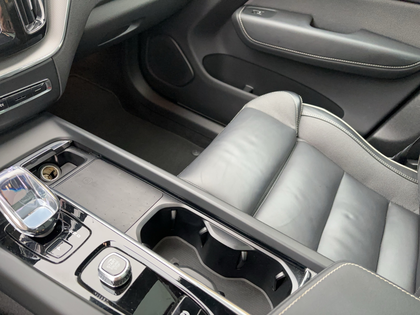 VOLVO XC60 2.0 T6 TE Plus Dark eAWD-image-10