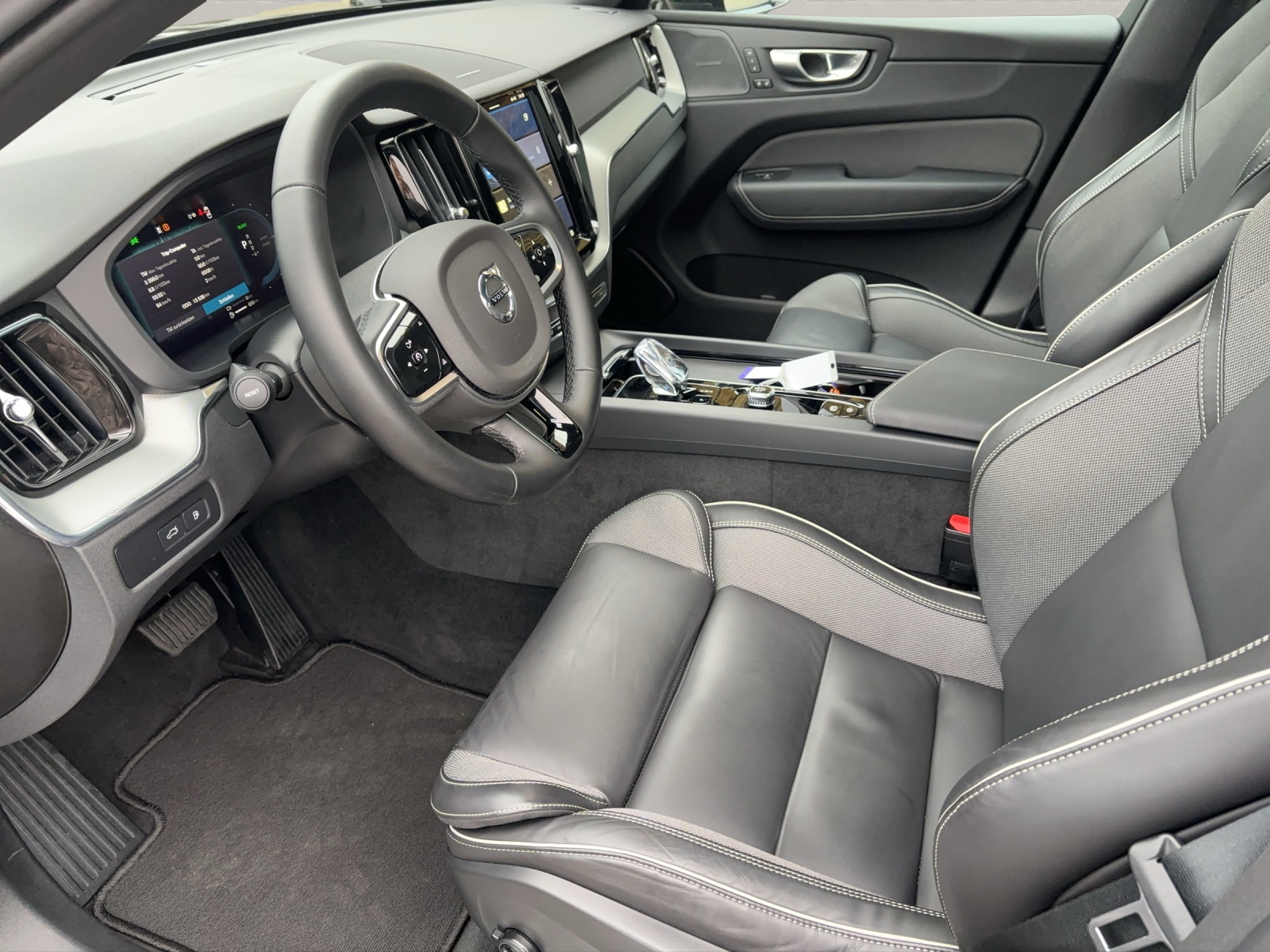 VOLVO XC60 2.0 T6 TE Plus Dark eAWD-image-5