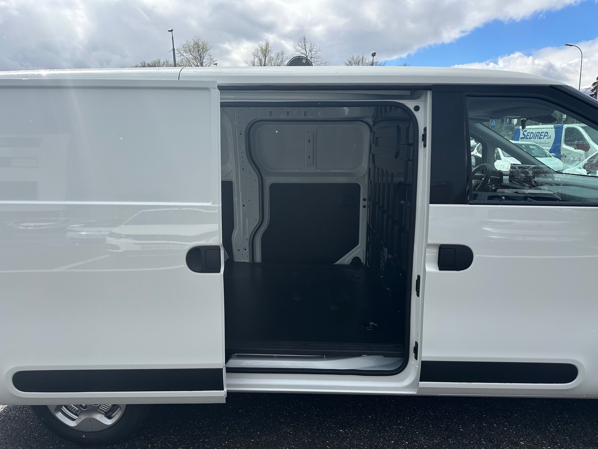 MAXUS eDeliver 5 L1 64kWh-image-7