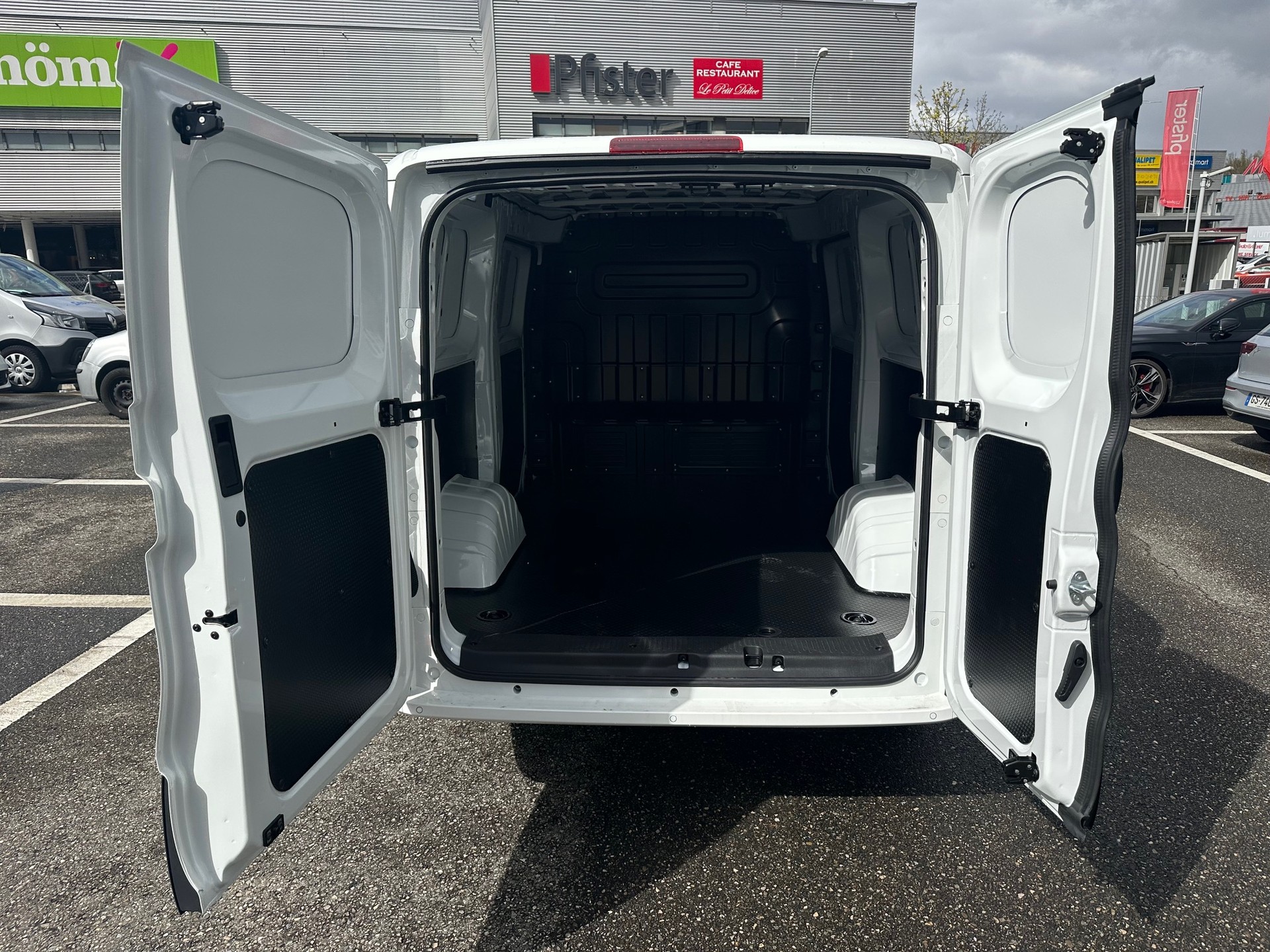 MAXUS eDeliver 5 L1 64kWh-image-6