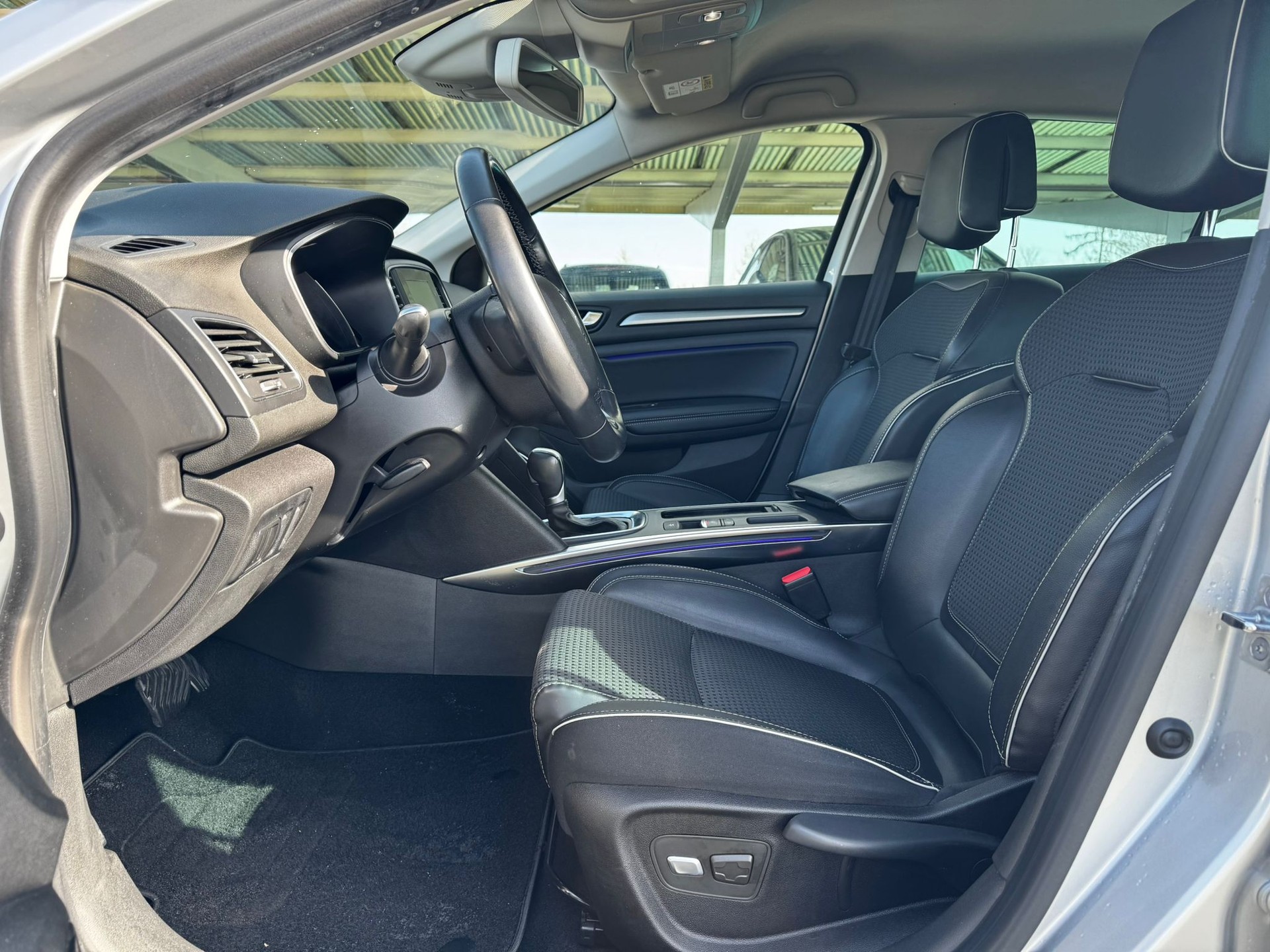 RENAULT Mégane Grandtour 1.2 16V Turbo Zen EDC-image-11