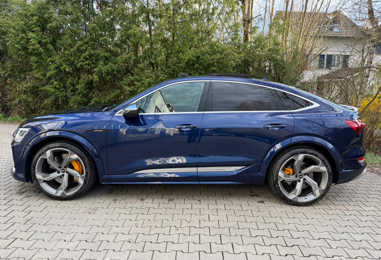 AUDI e-tron S Sportback quattro-showroom-element-1