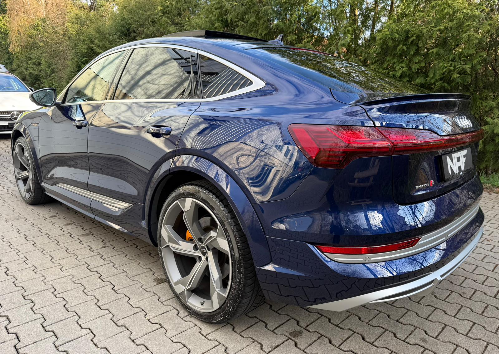 AUDI e-tron S Sportback quattro-showroom-element-2