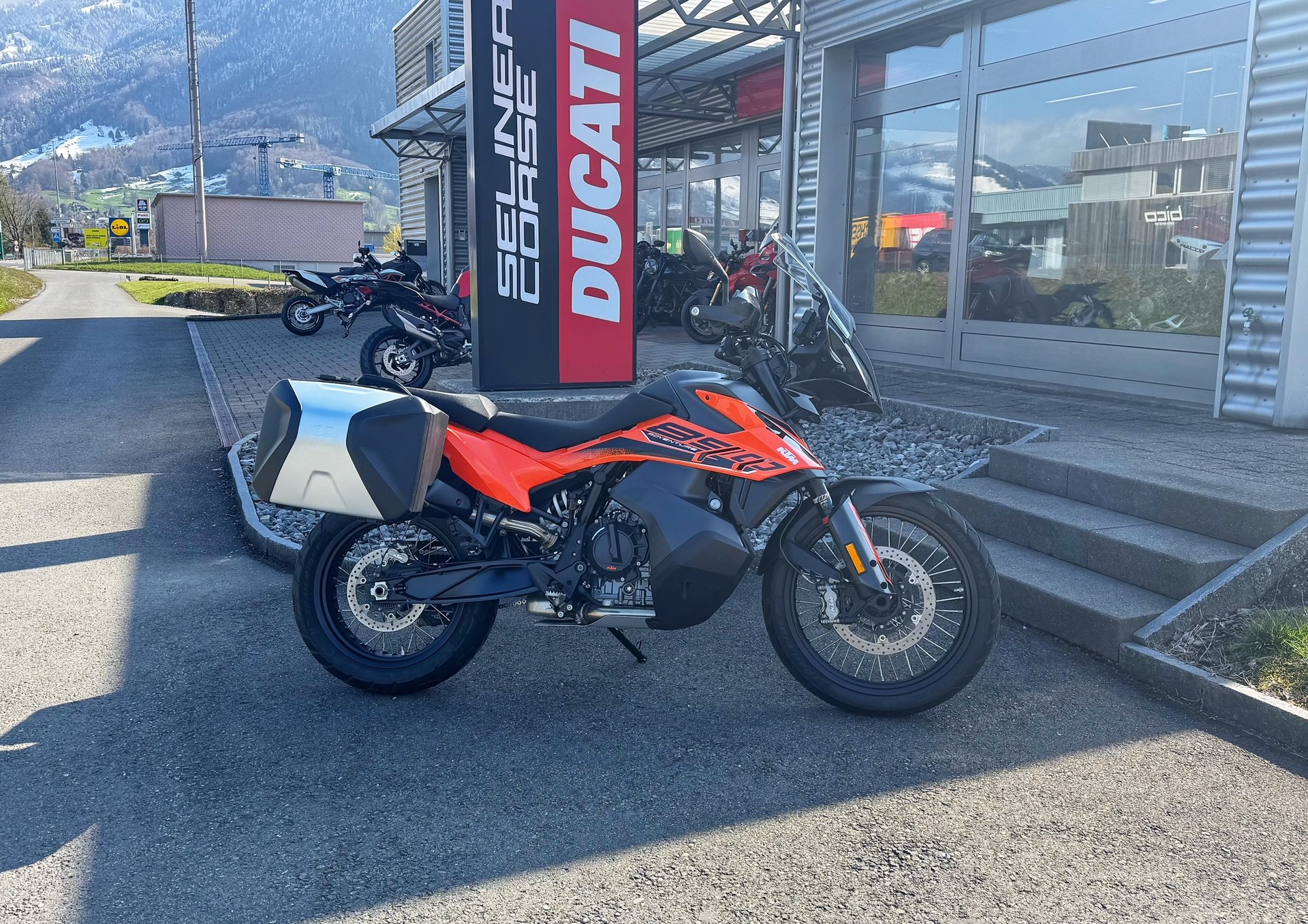 KTM 890 Adventure-image-3