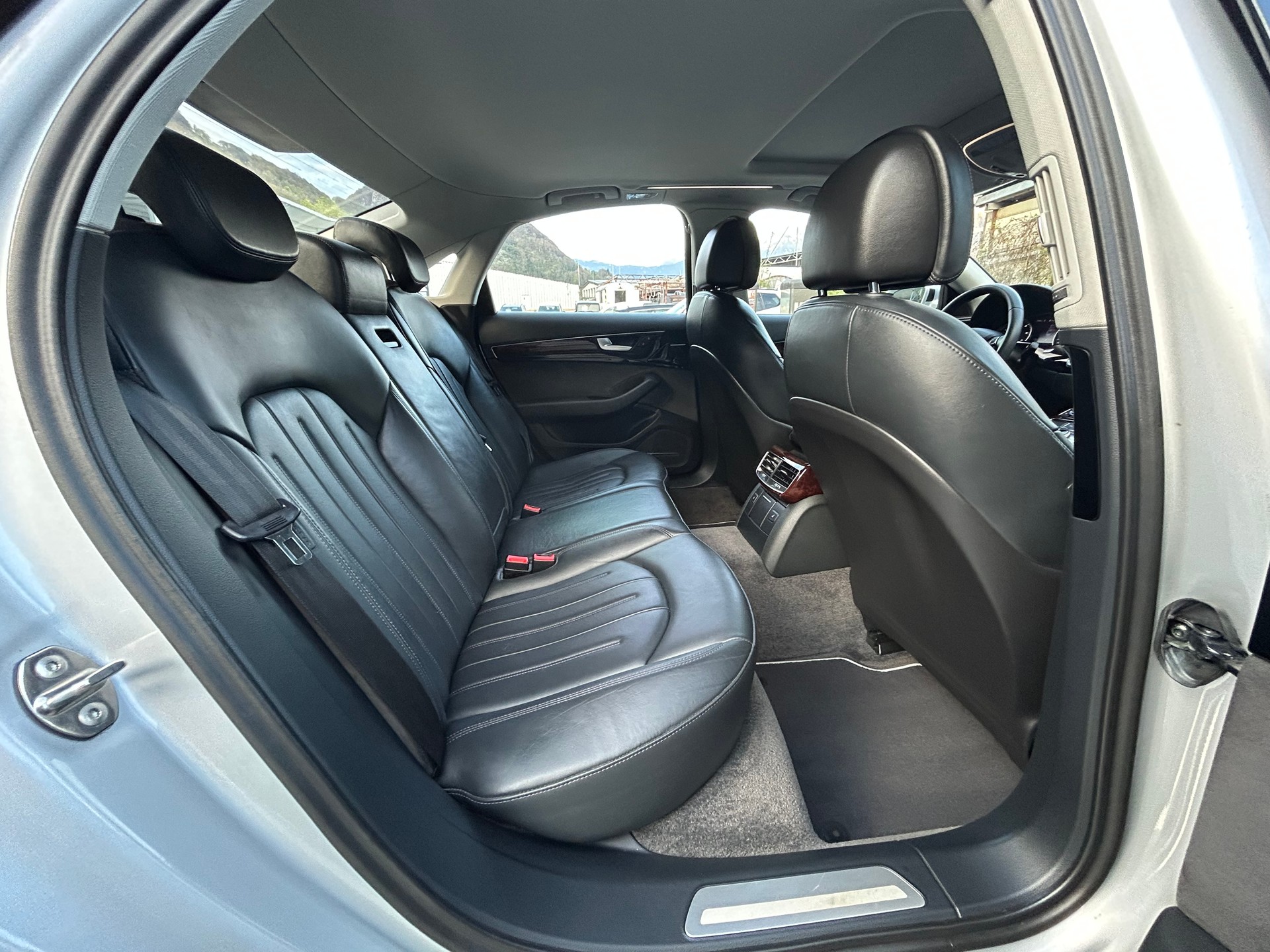 AUDI A8 4.2 TDI quattro tiptronic-image-11