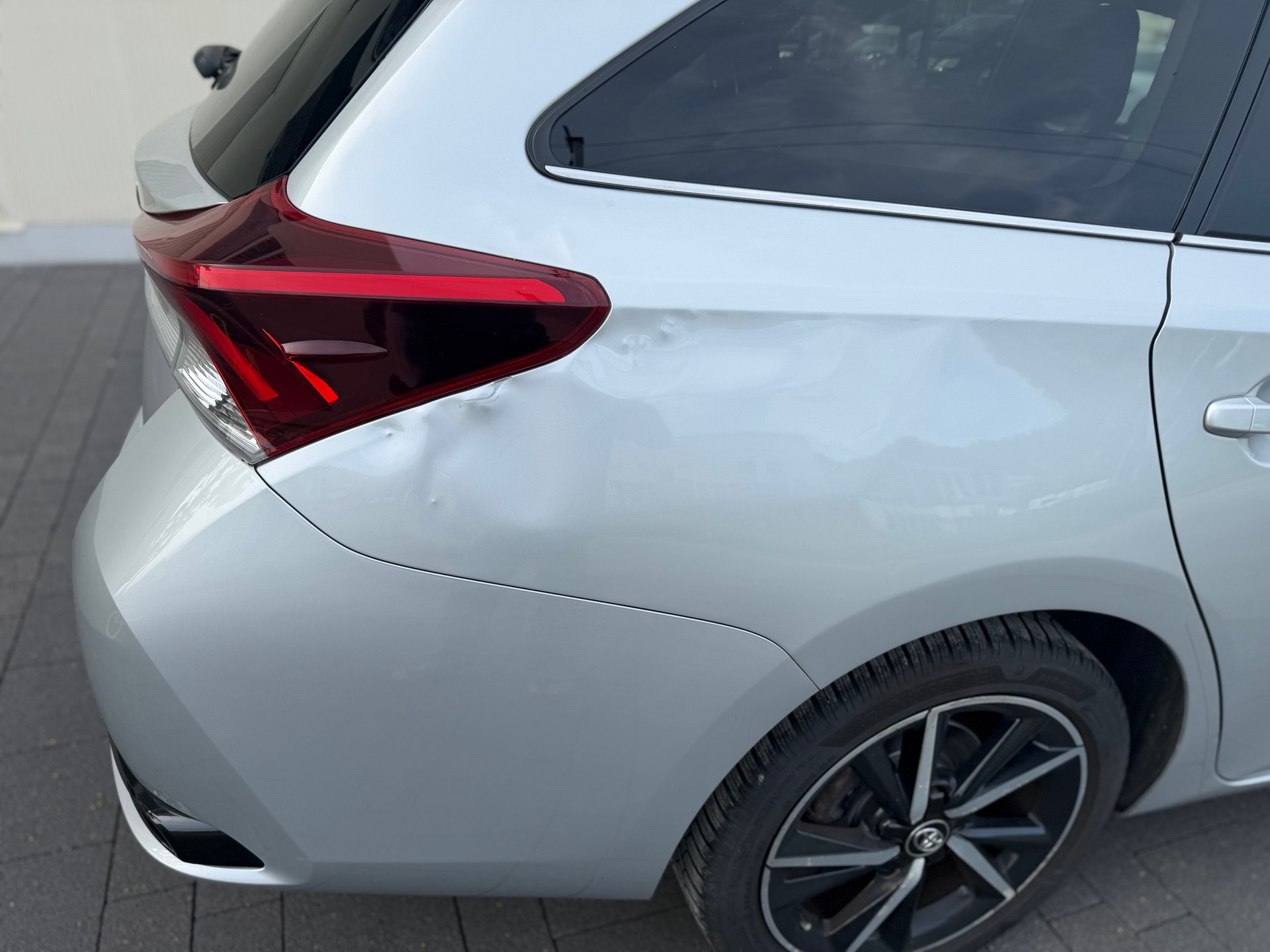 TOYOTA Auris Touring Sports 1.8 HSD Premium e-CVT-image-6
