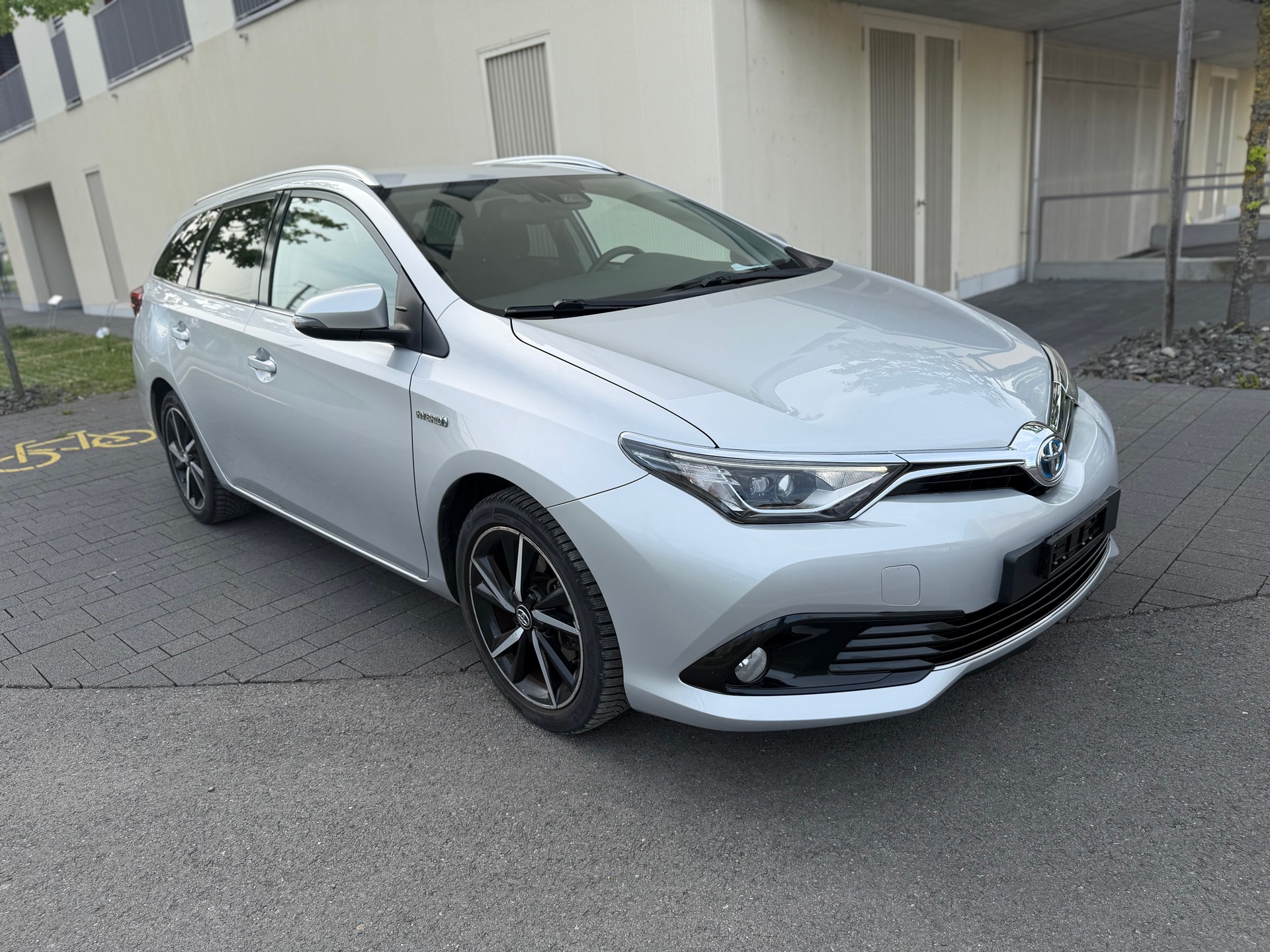 TOYOTA Auris Touring Sports 1.8 HSD Premium e-CVT-image-4