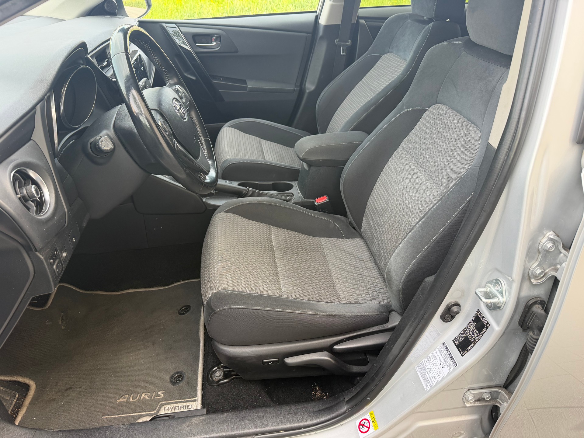 TOYOTA Auris Touring Sports 1.8 HSD Premium e-CVT-image-13