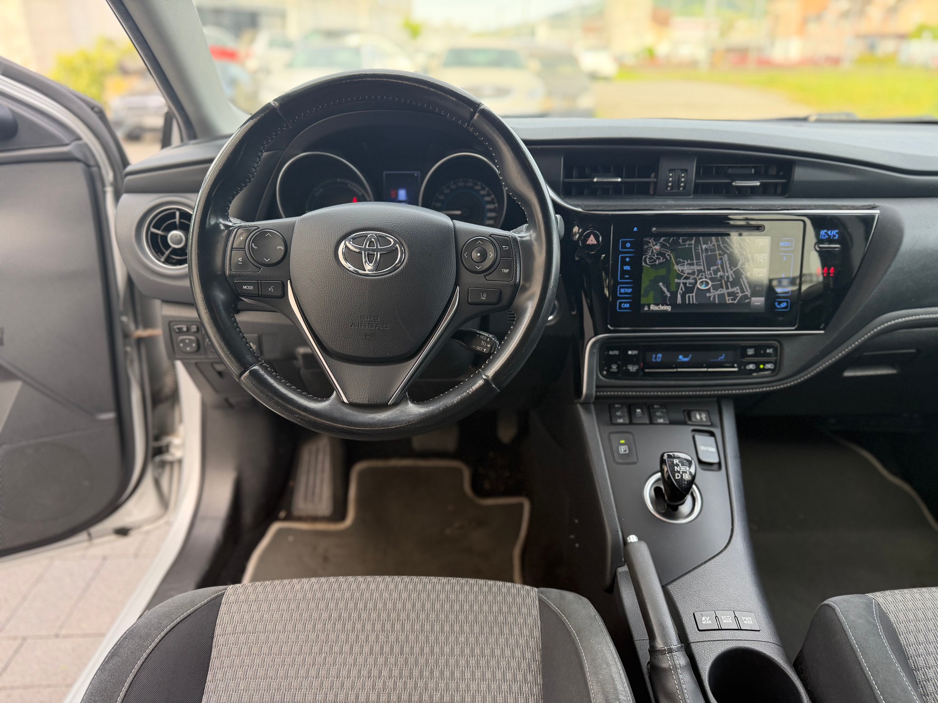 TOYOTA Auris Touring Sports 1.8 HSD Premium e-CVT-image-9