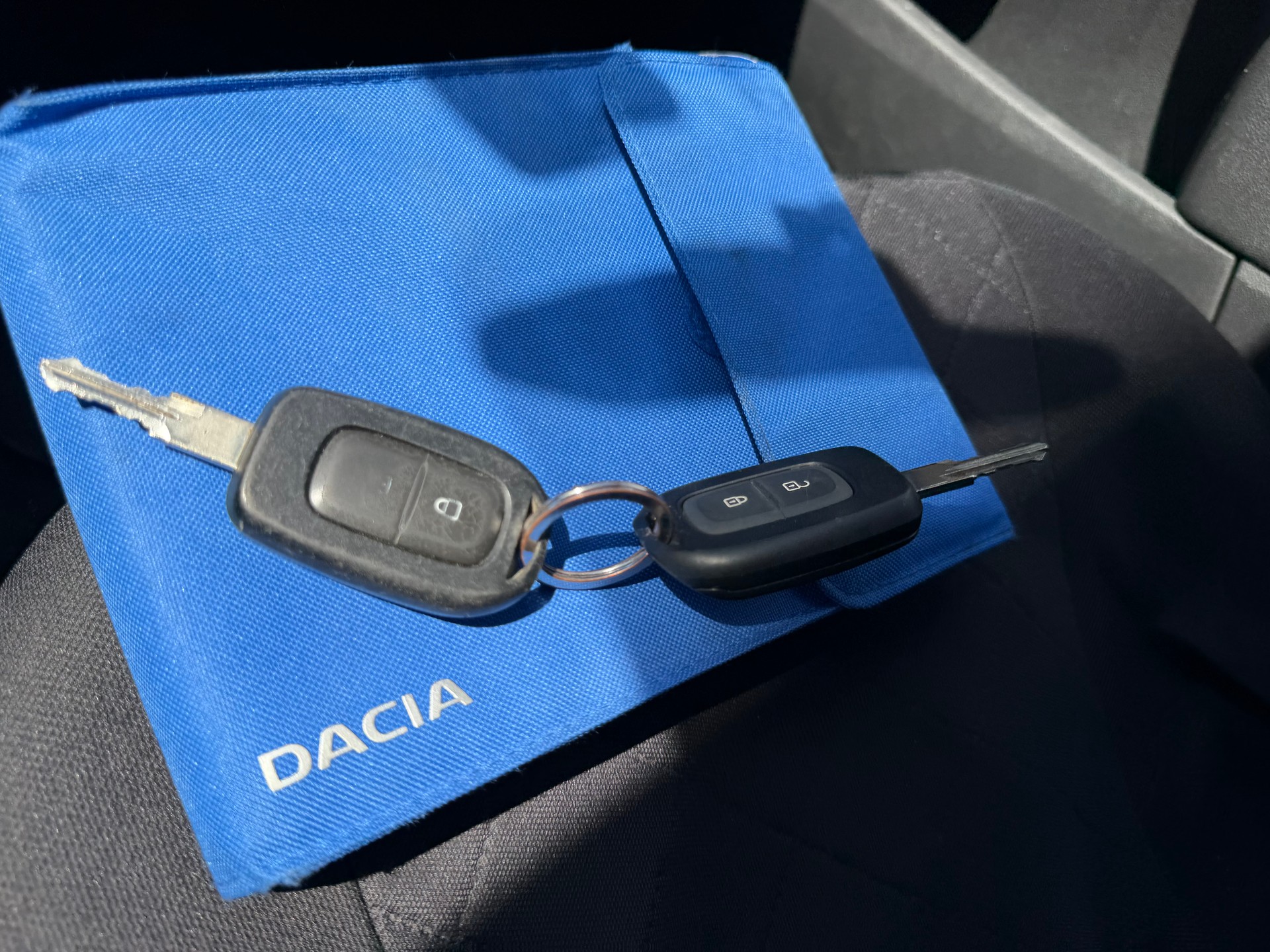 DACIA Duster 1.2 T Celebration 4x4-image-13