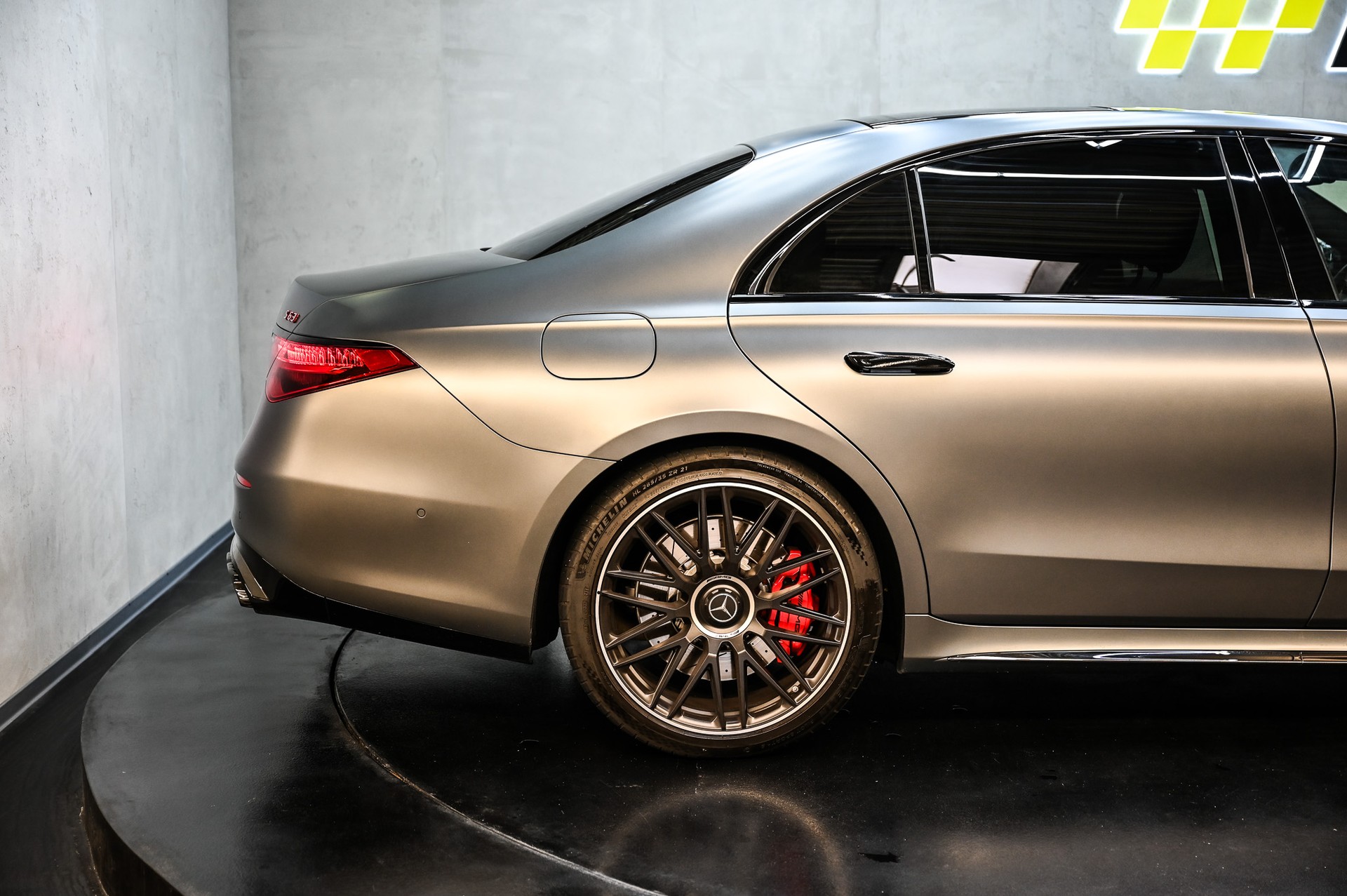 MERCEDES-BENZ S 63 V8 AMG E Performance 4matic+ lang-image-12