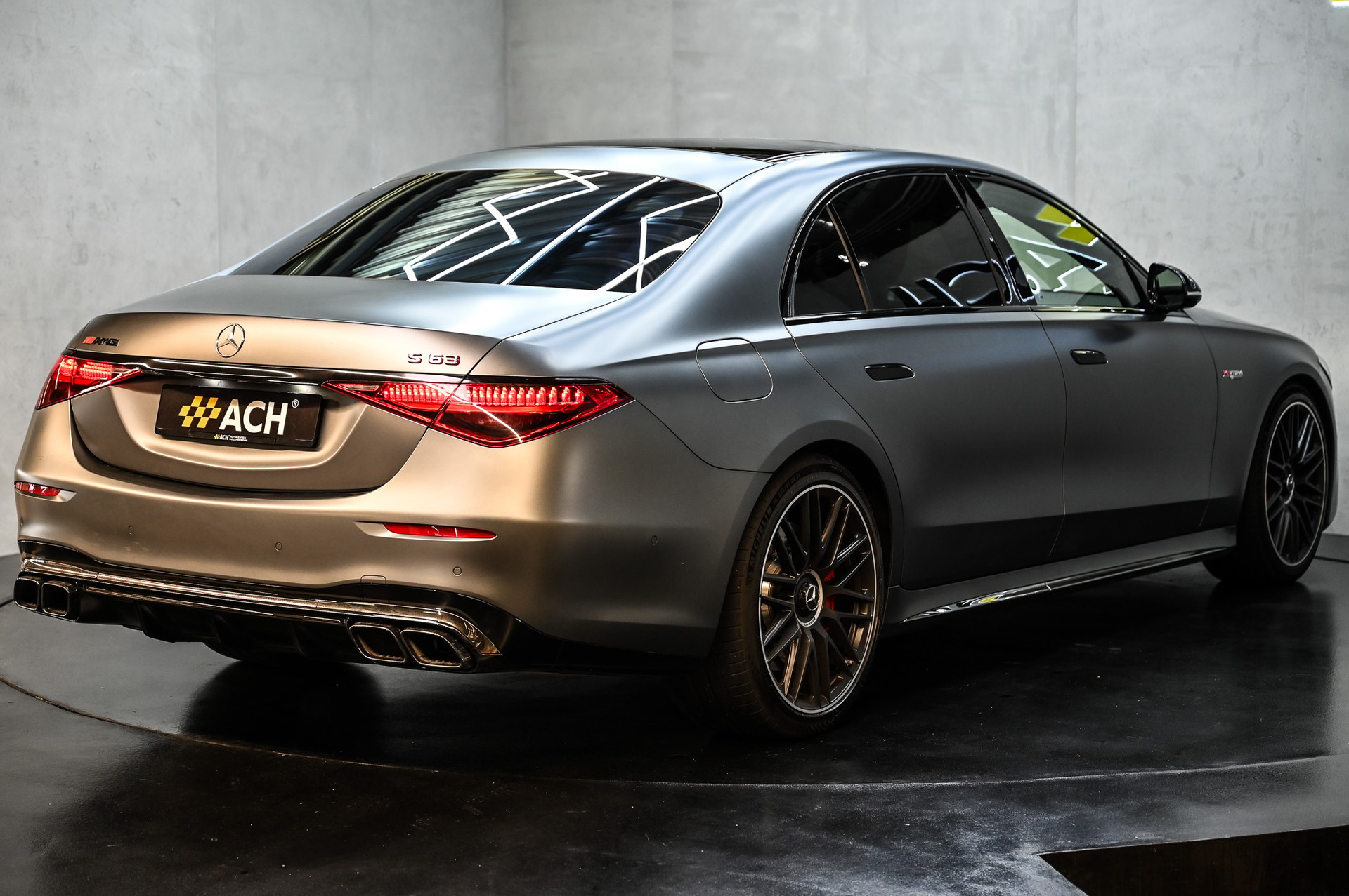 MERCEDES-BENZ S 63 V8 AMG E Performance 4matic+ lang-image-8