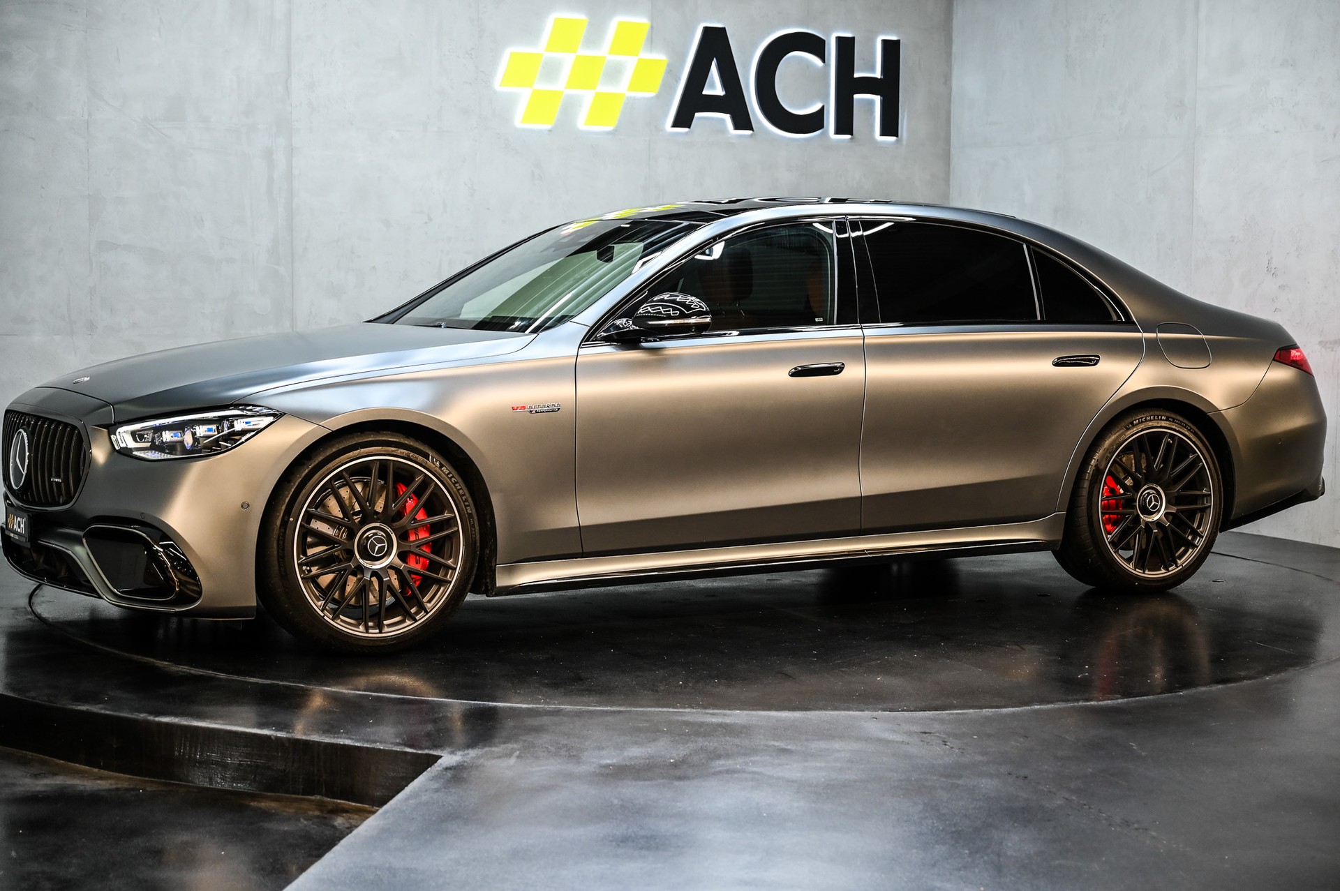 MERCEDES-BENZ S 63 V8 AMG E Performance 4matic+ lang-showroom-element-3