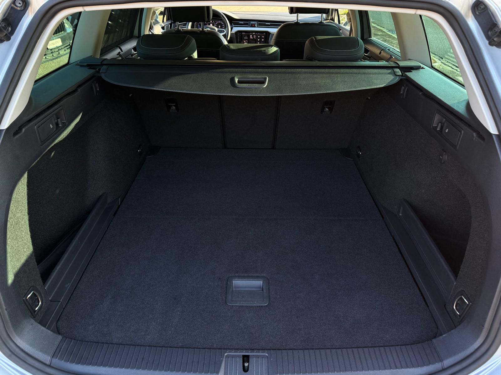 VW Passat Variant 1.6 TDI Business DSG-image-14
