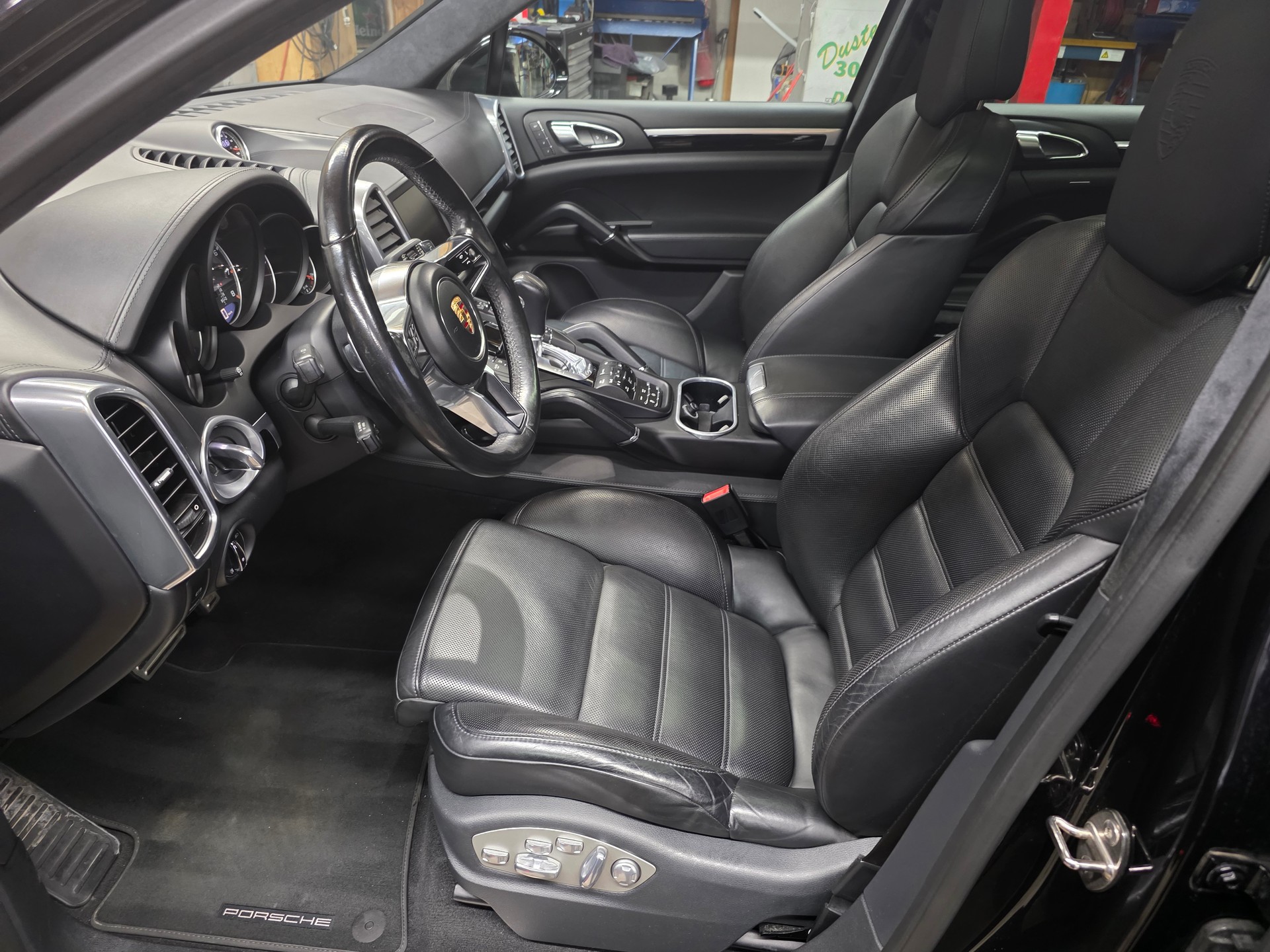 PORSCHE Cayenne Turbo S-image-9