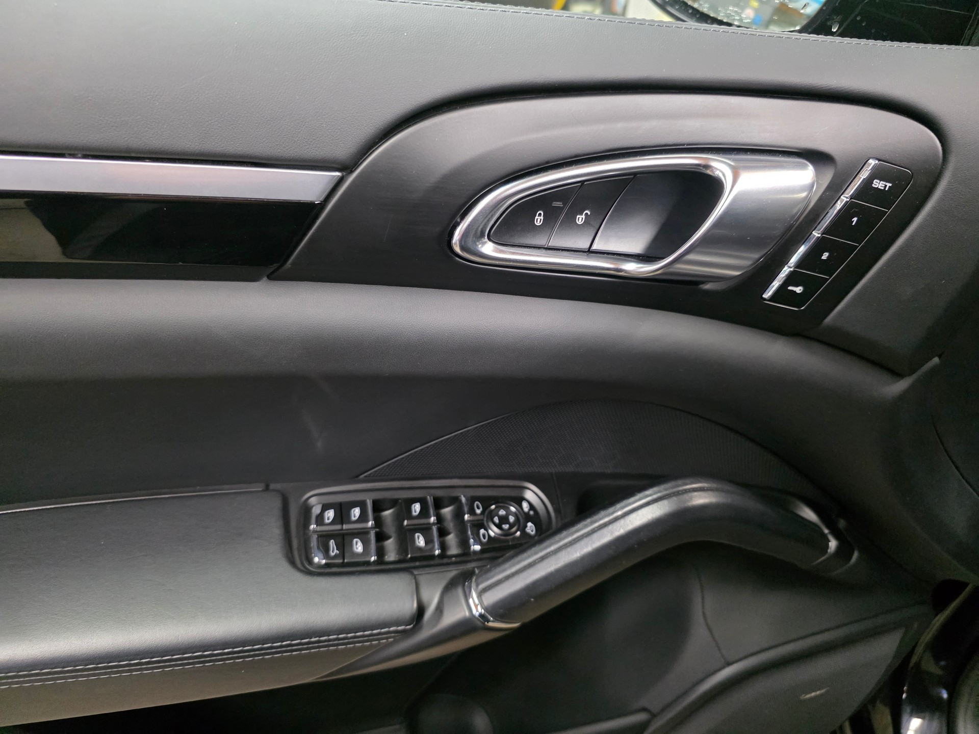 PORSCHE Cayenne Turbo S-image-11