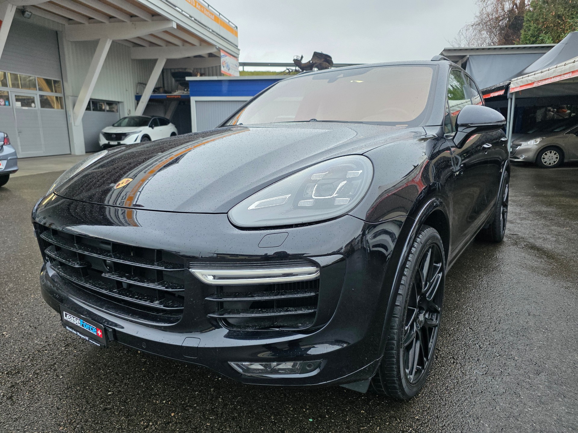 PORSCHE Cayenne Turbo S-showroom-element-1