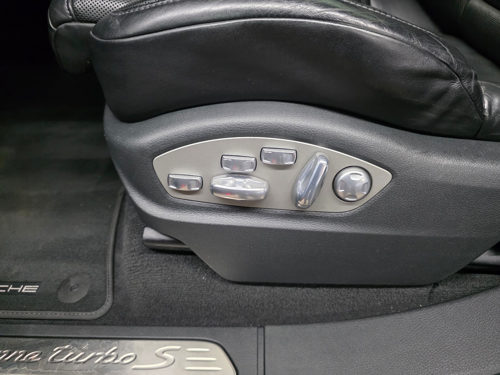 PORSCHE Cayenne Turbo S-image-12