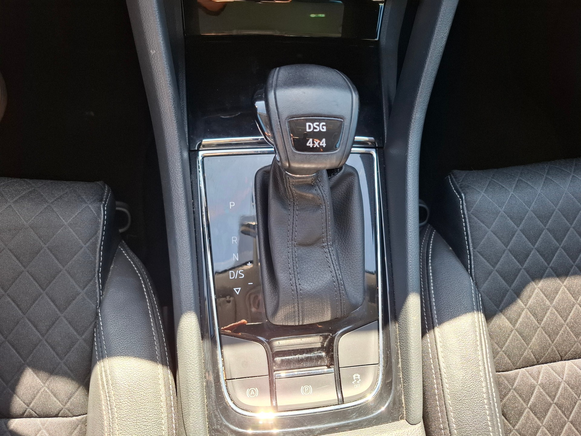 SKODA Karoq 2.0 TDI CR Ambition 4x4 DSG-image-10