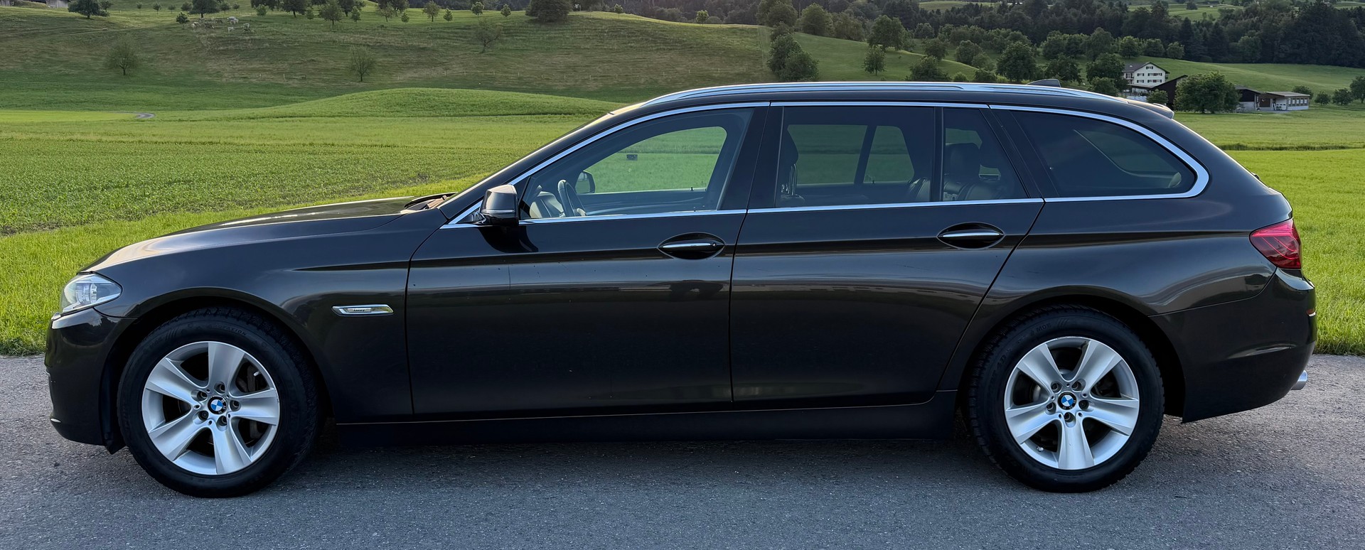 BMW 525d Touring xDrive Luxury Line Steptronic-image-2