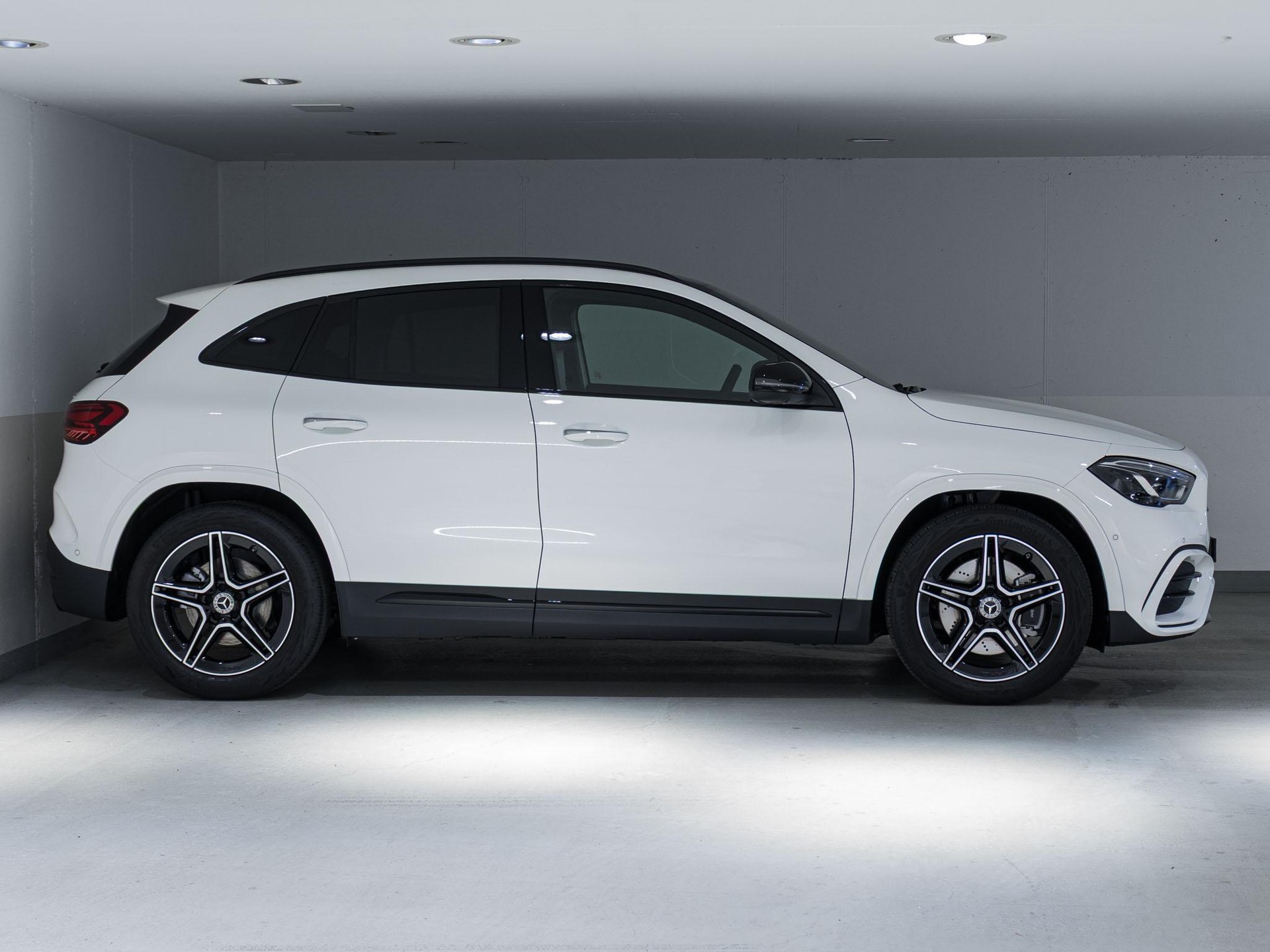 MERCEDES-BENZ GLA 250 Swiss Star AMG Line 4matic-image-1