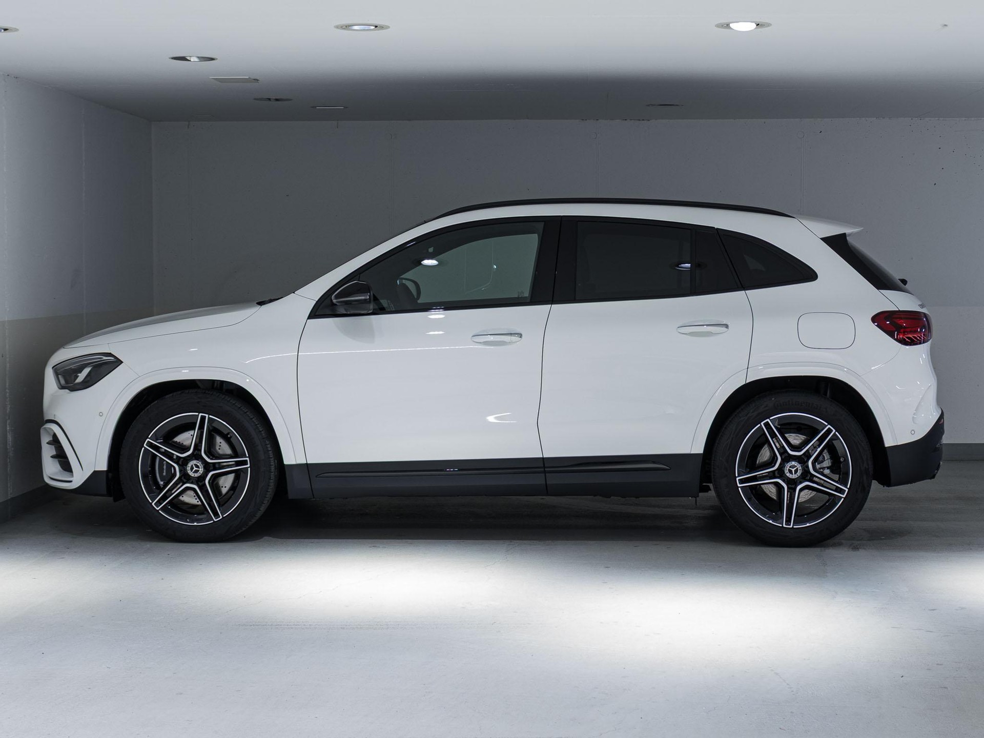 MERCEDES-BENZ GLA 250 Swiss Star AMG Line 4matic-image-4