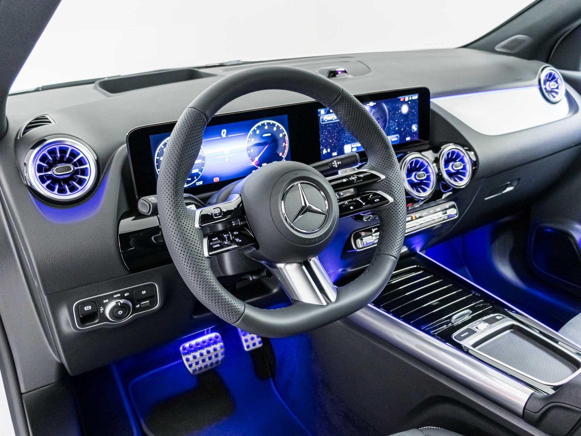 MERCEDES-BENZ GLA 250 Swiss Star AMG Line 4matic-image-9