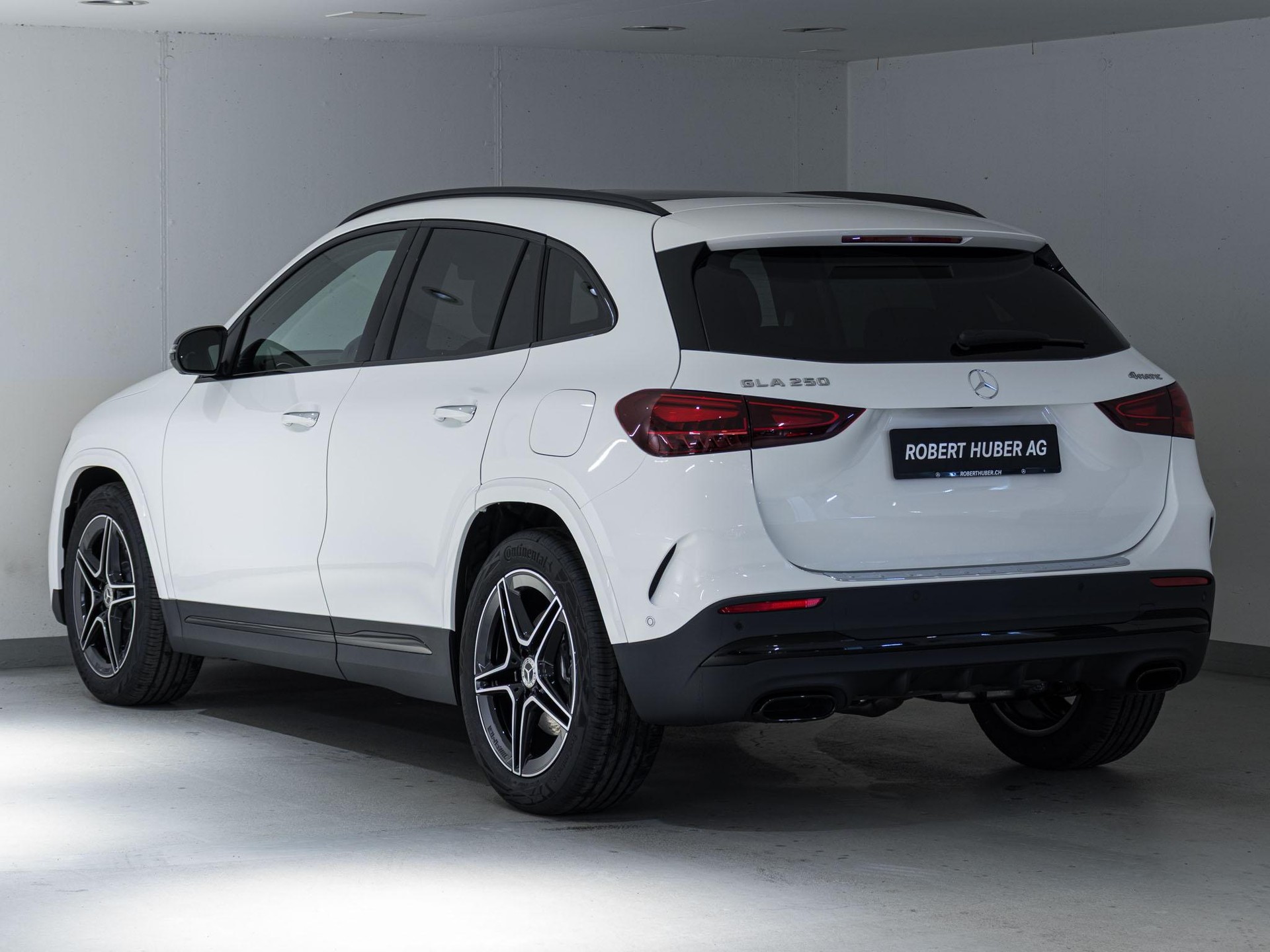 MERCEDES-BENZ GLA 250 Swiss Star AMG Line 4matic-image-3