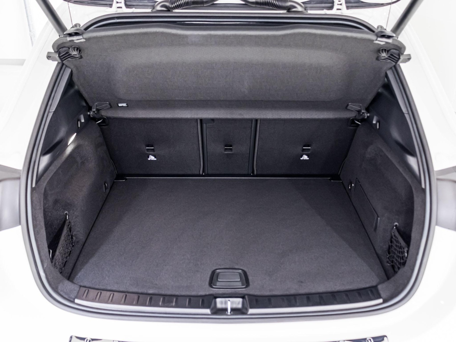 MERCEDES-BENZ GLA 250 Swiss Star AMG Line 4matic-image-13
