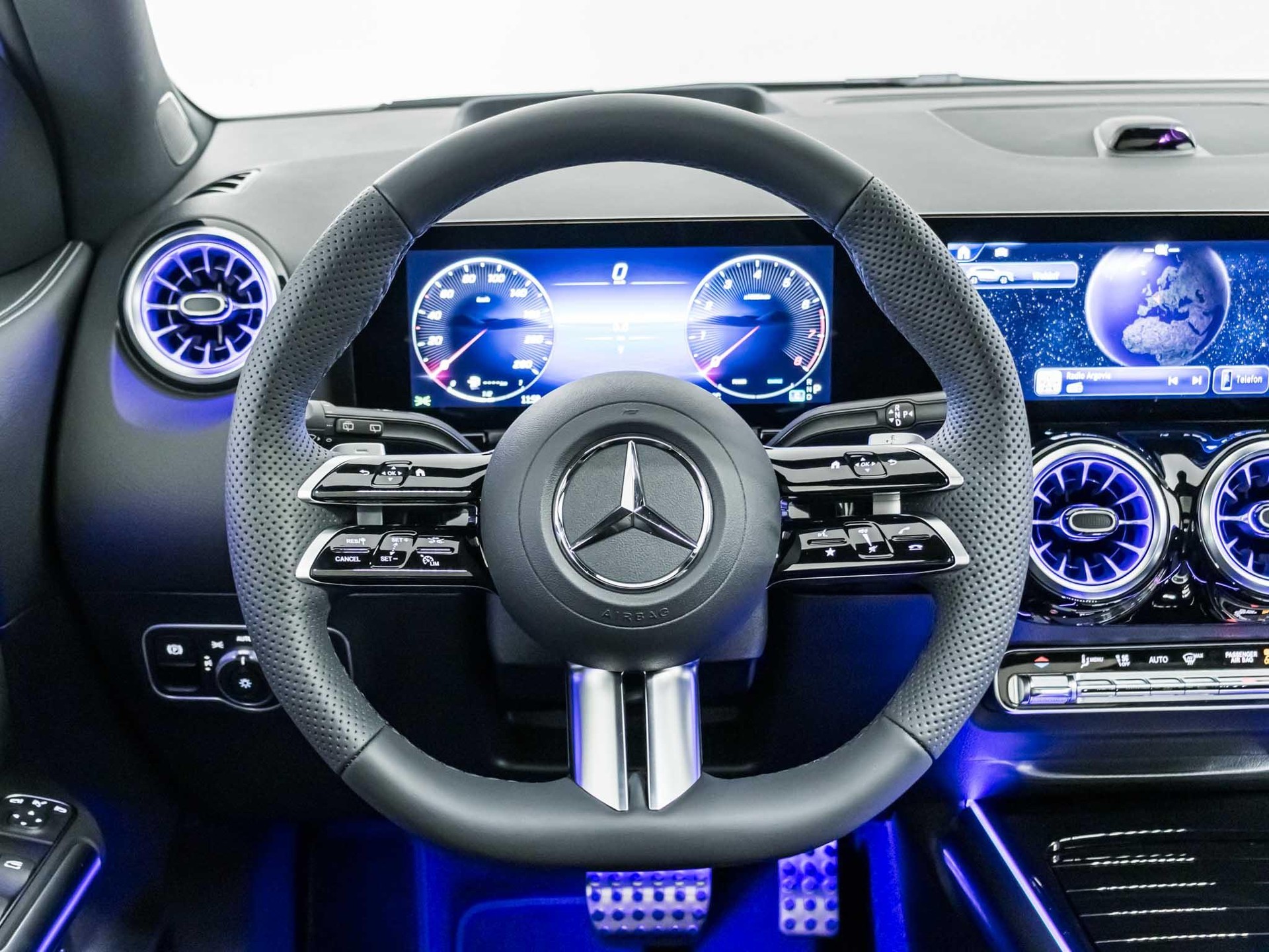 MERCEDES-BENZ GLA 250 Swiss Star AMG Line 4matic-image-10
