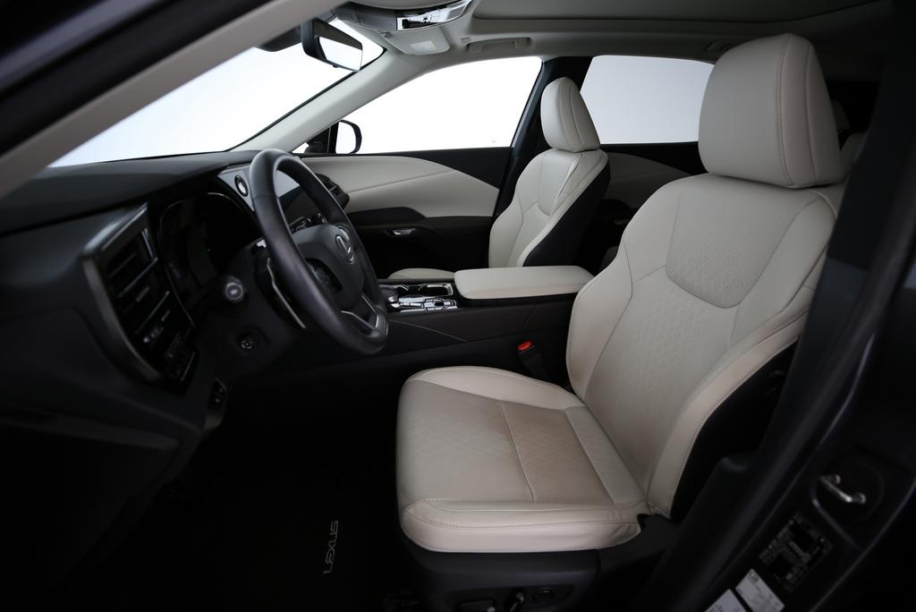 LEXUS RX 450h+ F-Line-showroom-element-3