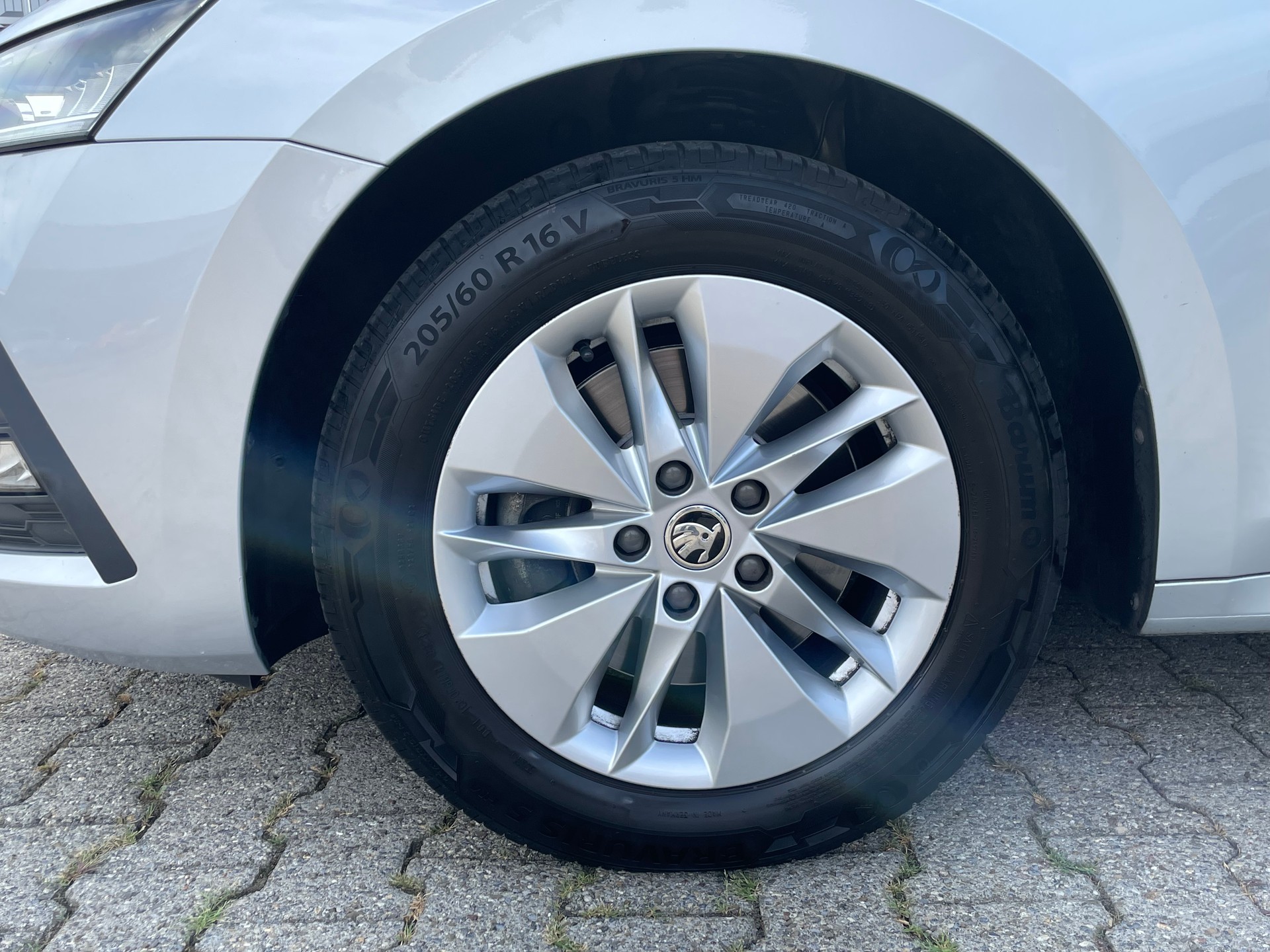 SKODA Octavia Combi 2.0 TDI DSG Ambition 4x4 * neue Bremsen vorne und hinten *-image-9