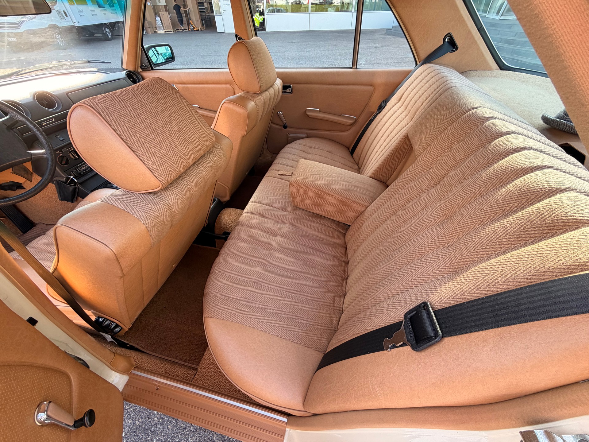 MERCEDES-BENZ 230-image-8