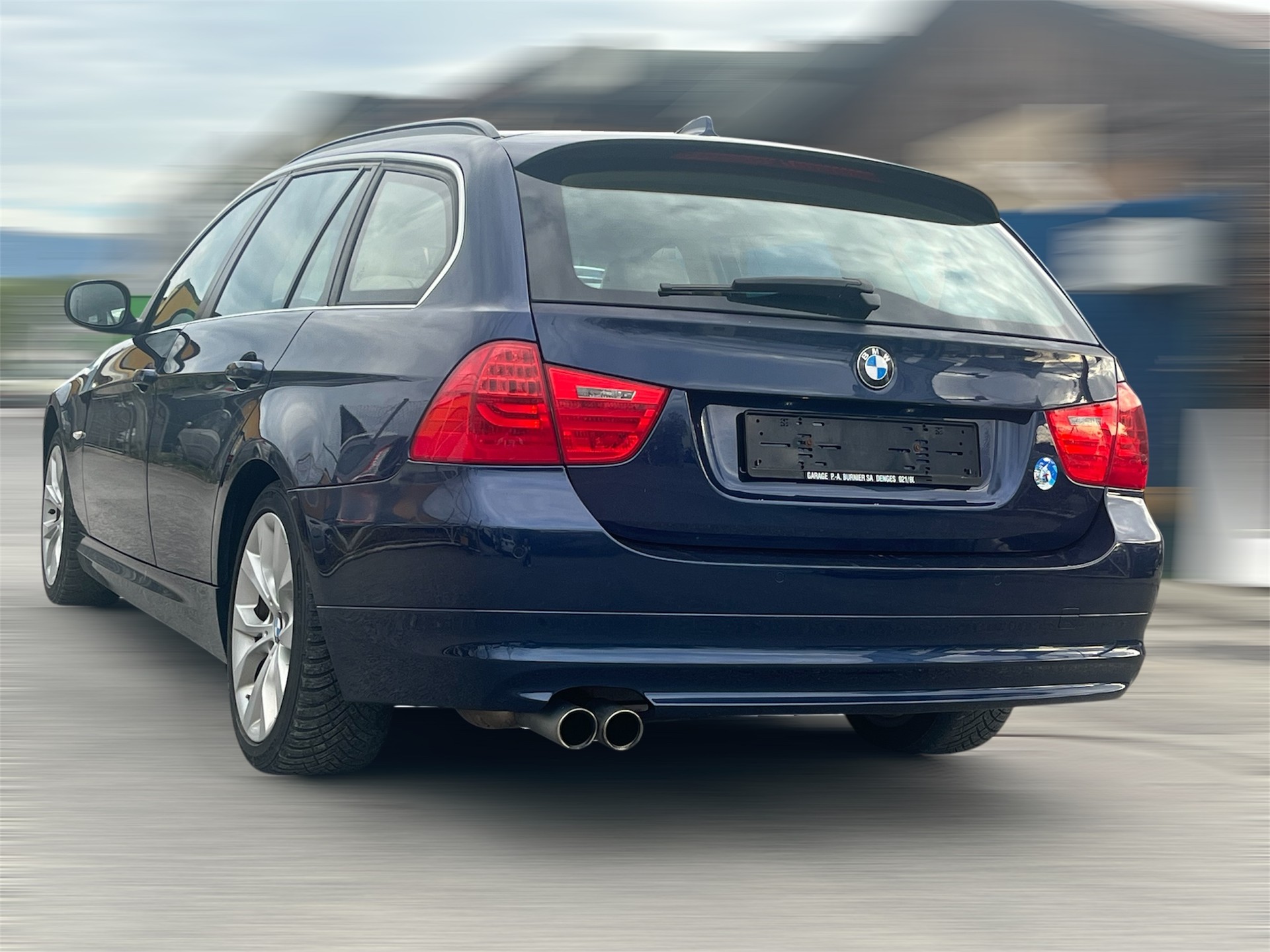 BMW 325i xDrive Touring Steptronic-showroom-element-3