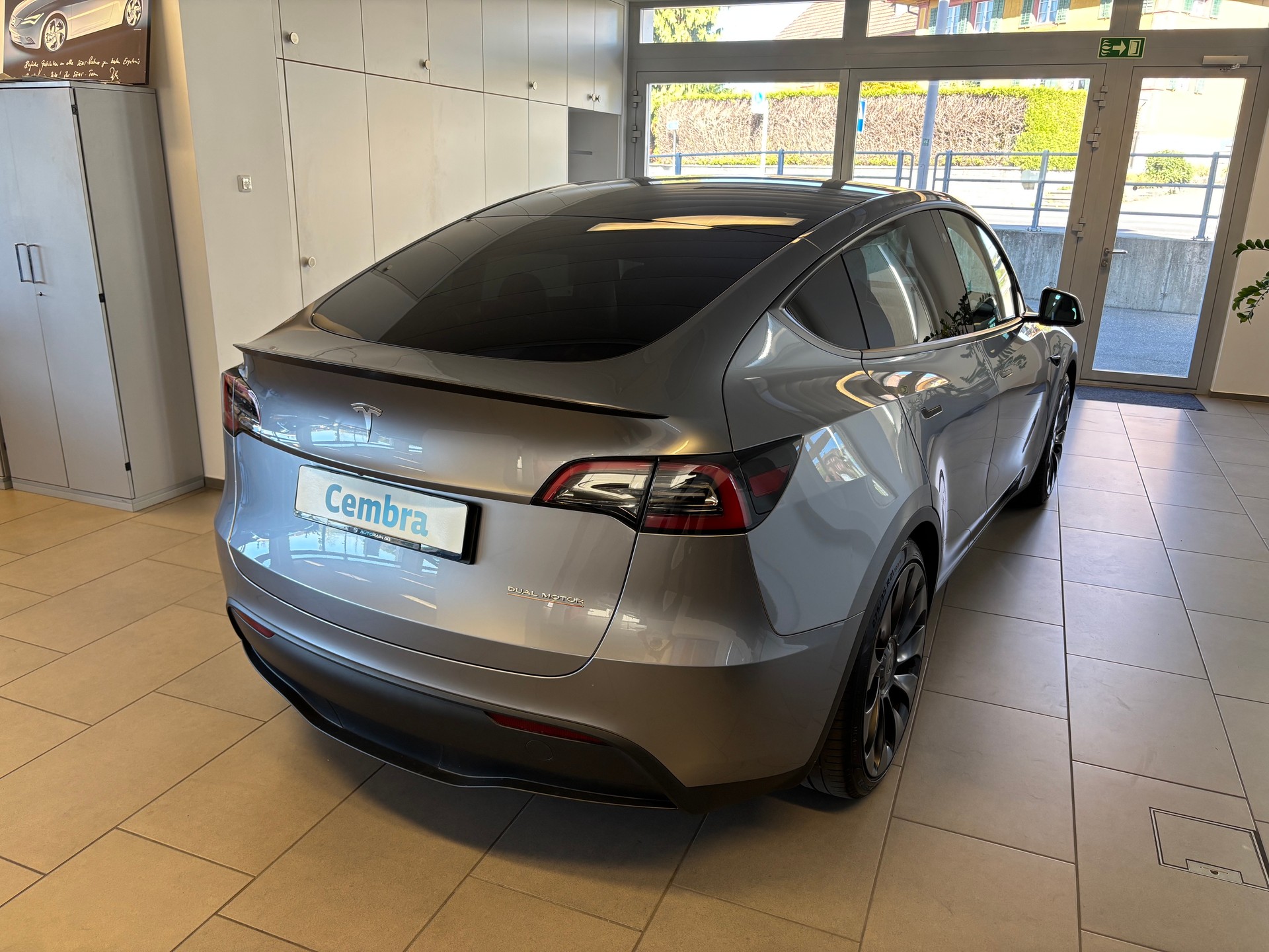 TESLA Model Y Performance-showroom-element-2