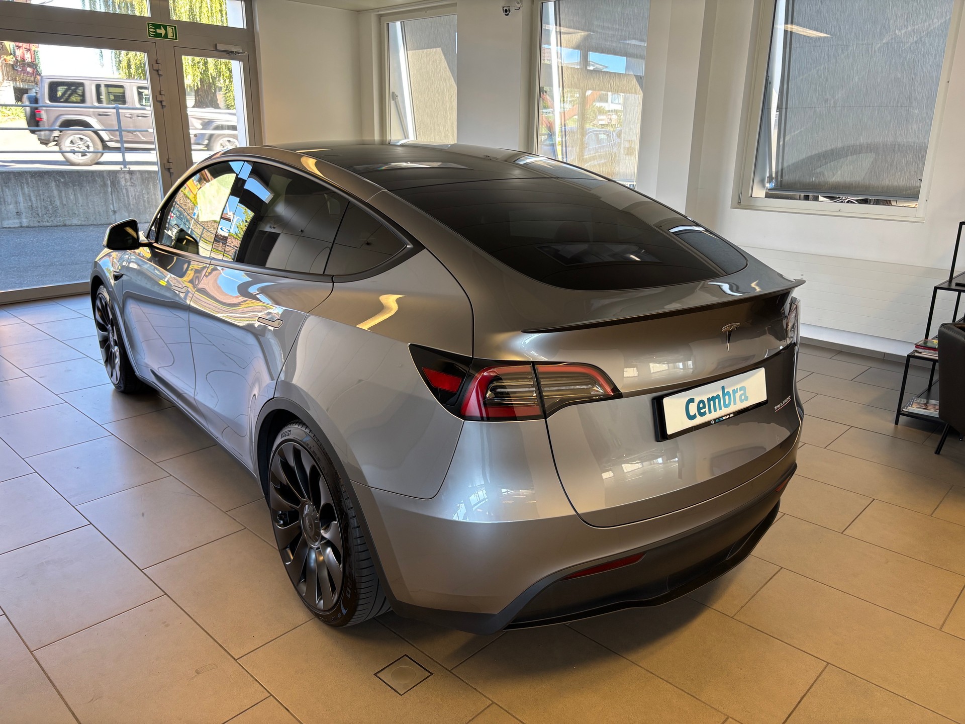 TESLA Model Y Performance-showroom-element-3