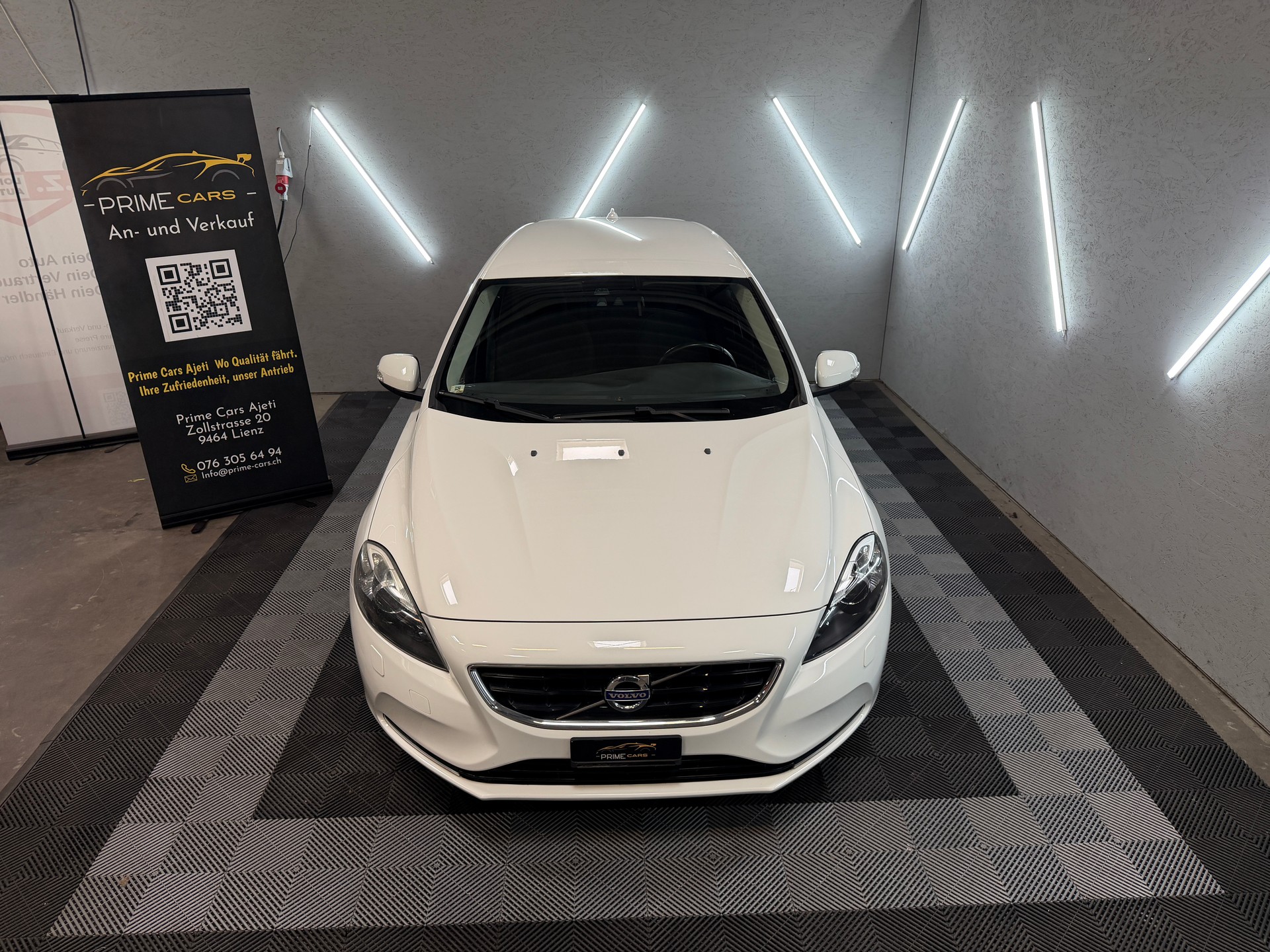 VOLVO V40 T4 Momentum Powershift-image-4