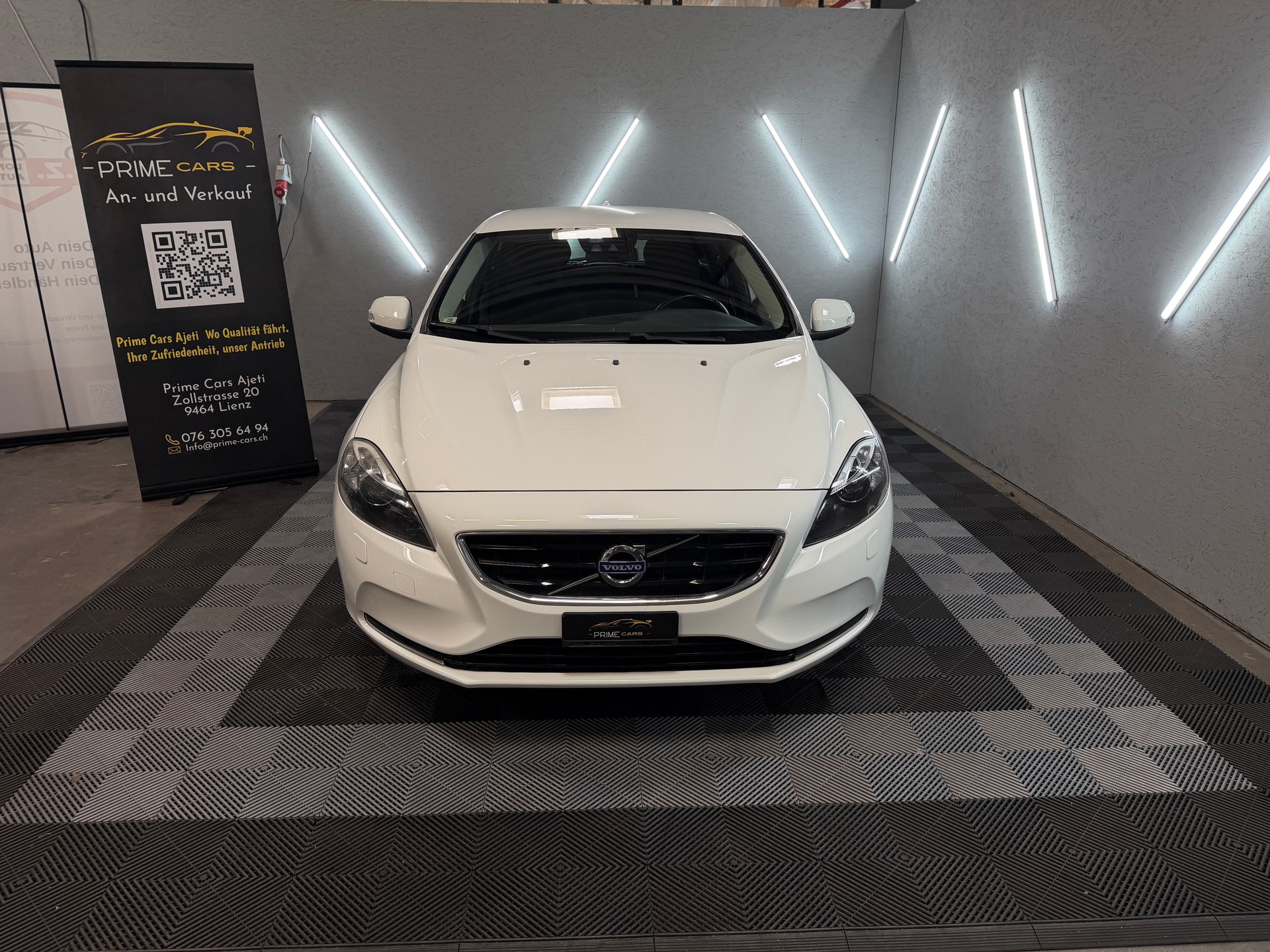 VOLVO V40 T4 Momentum Powershift-showroom-element-3