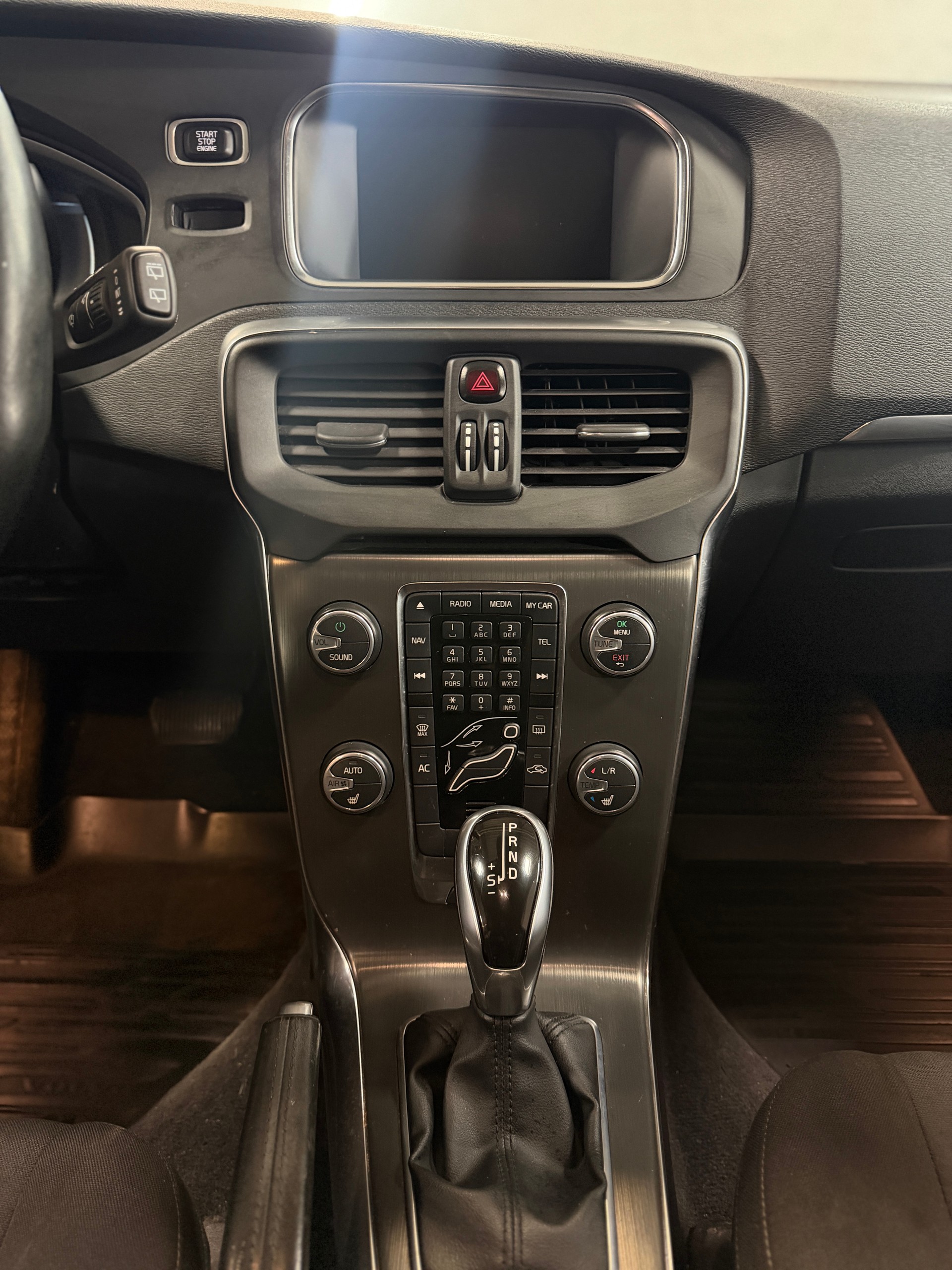 VOLVO V40 T4 Momentum Powershift-image-16