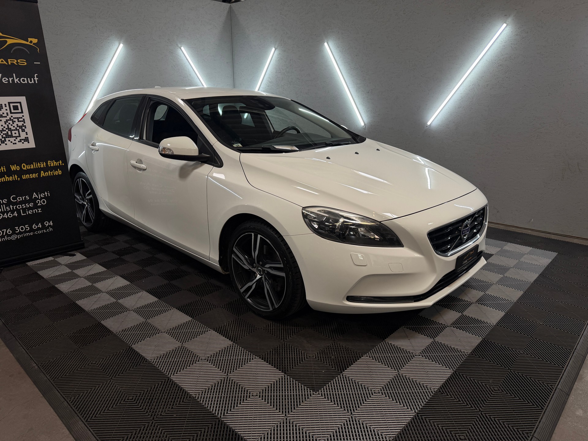 VOLVO V40 T4 Momentum Powershift-showroom-element-2