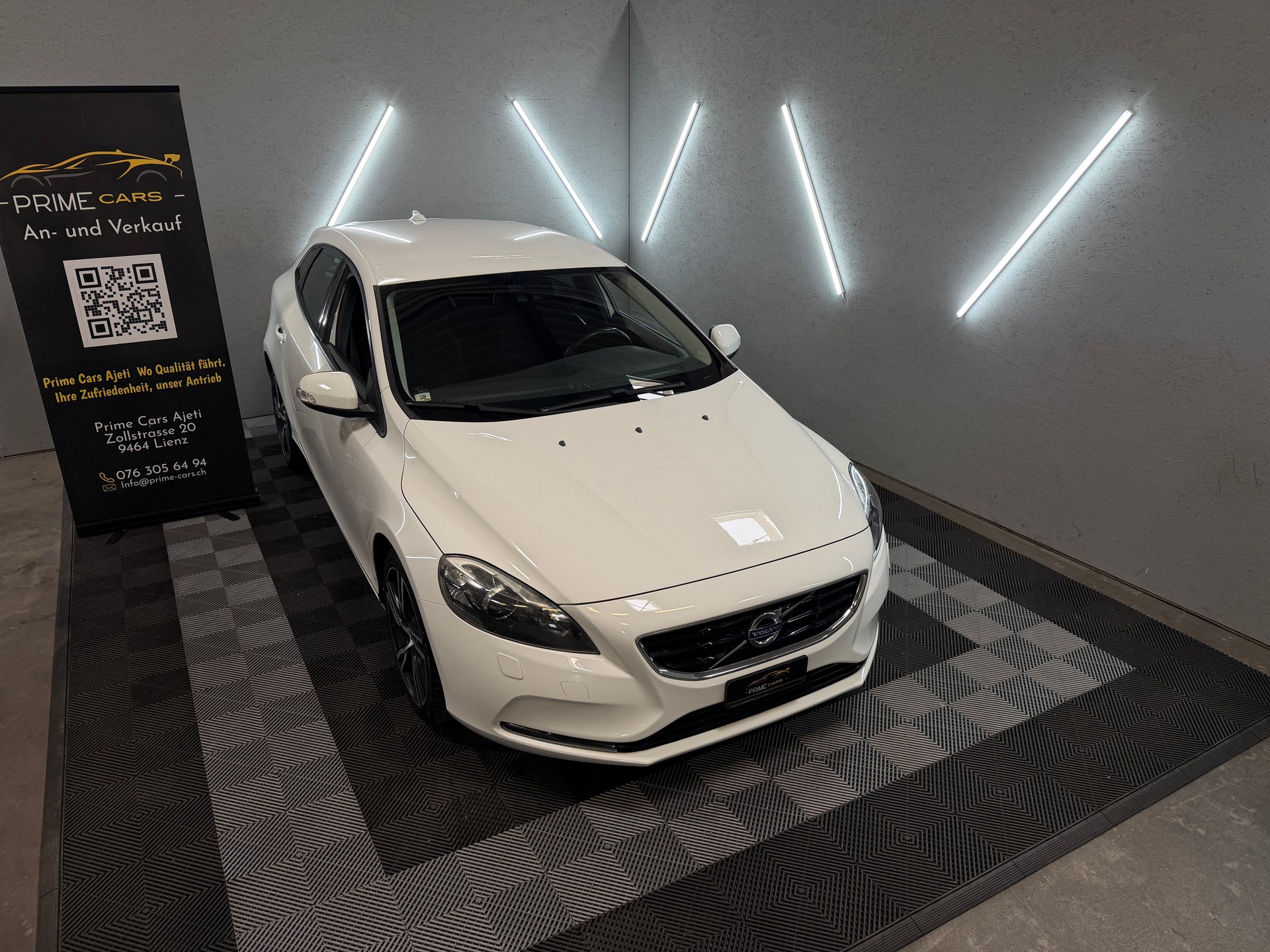 VOLVO V40 T4 Momentum Powershift-showroom-element-1