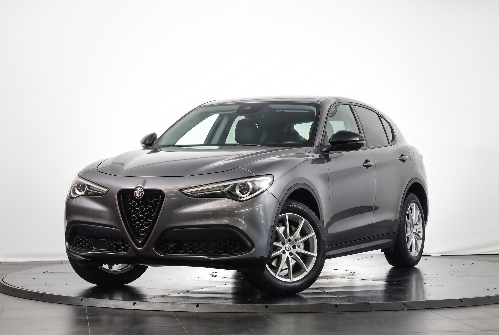 ALFA ROMEO Stelvio 2.0 Super Q4 Automatic Gris Vesuvio / Pack Driver Plus / Sièges électriques-showroom-element-3