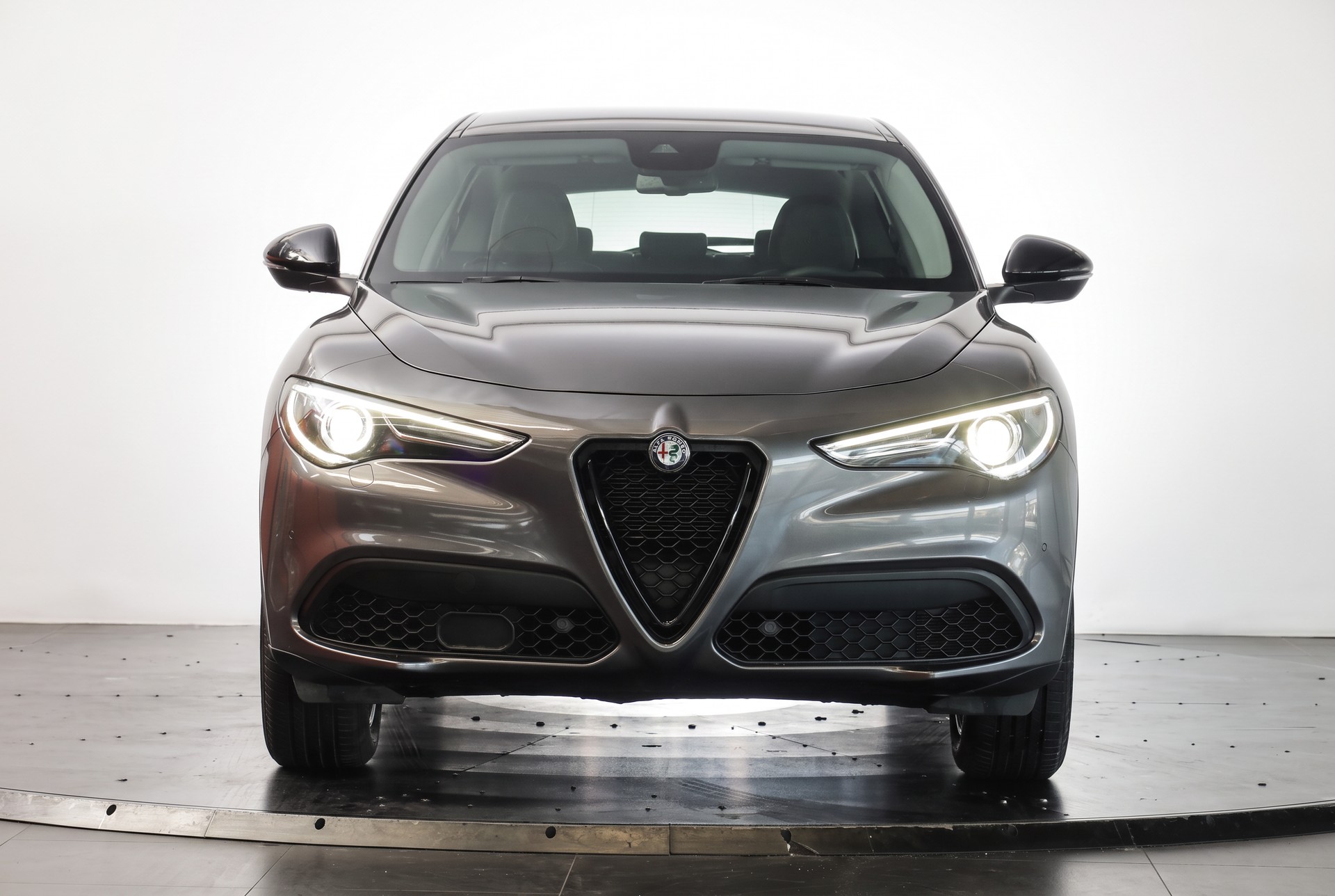 ALFA ROMEO Stelvio 2.0 Super Q4 Automatic Gris Vesuvio / Pack Driver Plus / Sièges électriques-showroom-element-1
