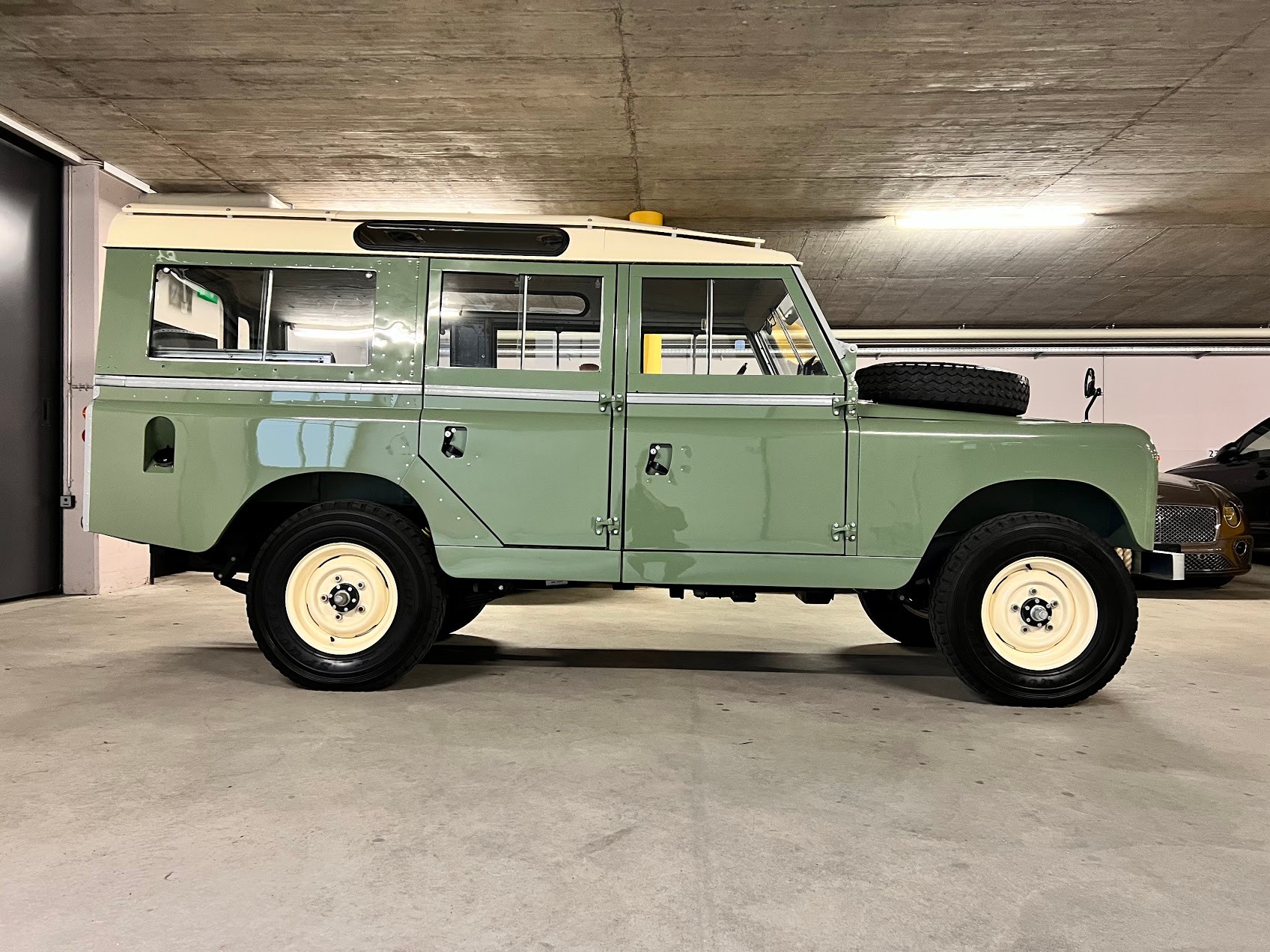 LAND ROVER Serie IIa 109 SW Avus Classic / Komplettrestauration-image-4