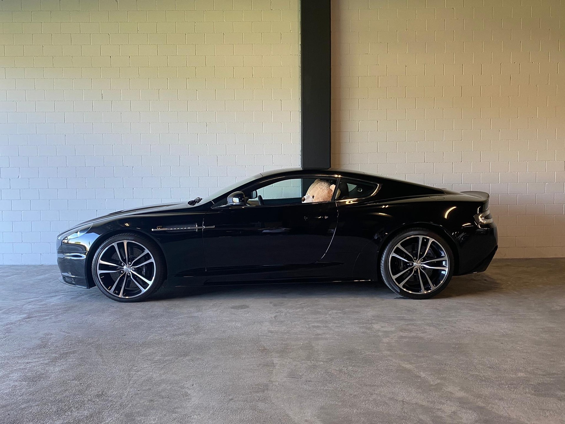 ASTON MARTIN DBS Coupé Touchtronic 2 "Carbon Black Edition"