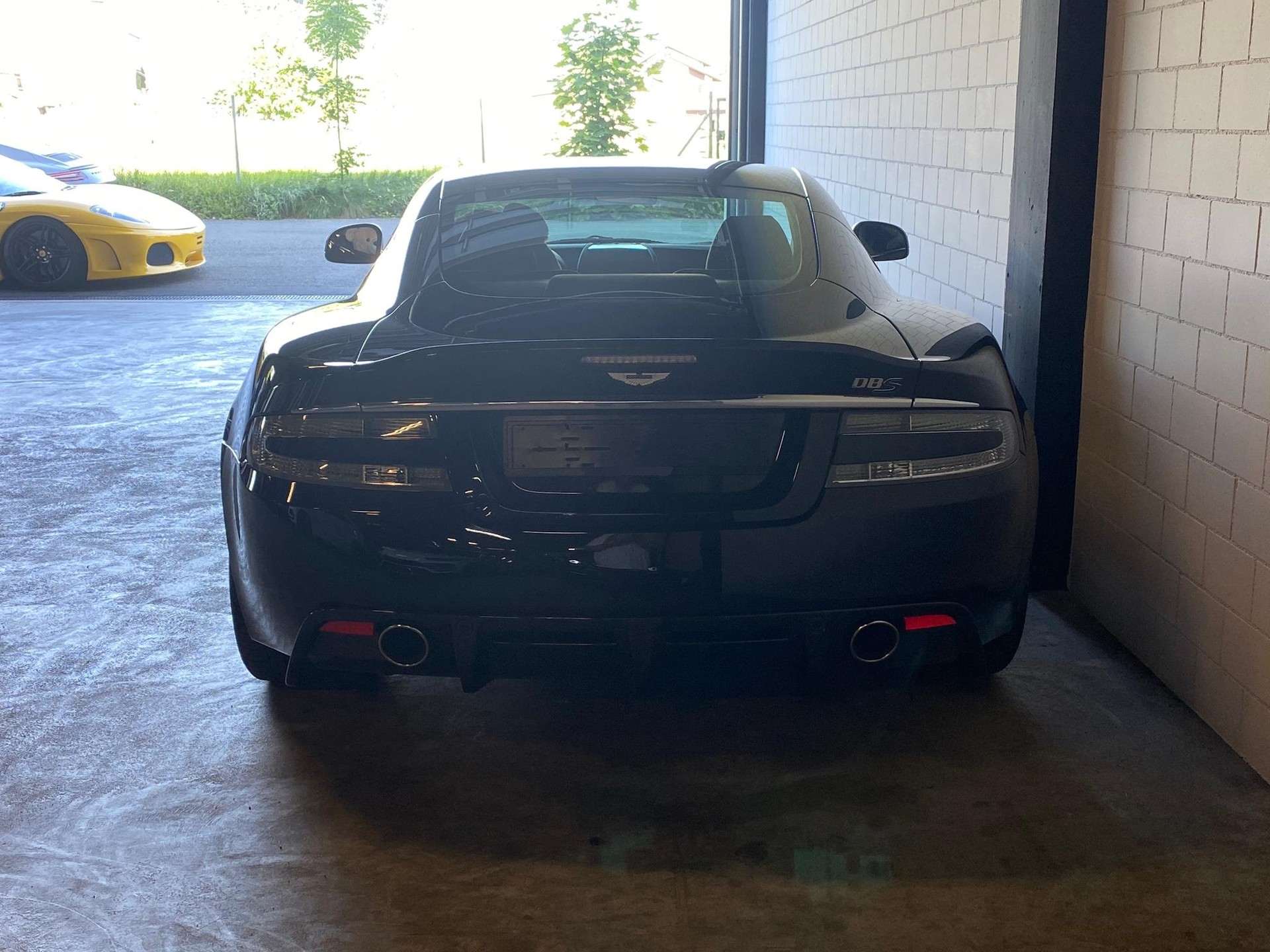 ASTON MARTIN DBS Coupé Touchtronic 2 "Carbon Black Edition"-showroom-element-3